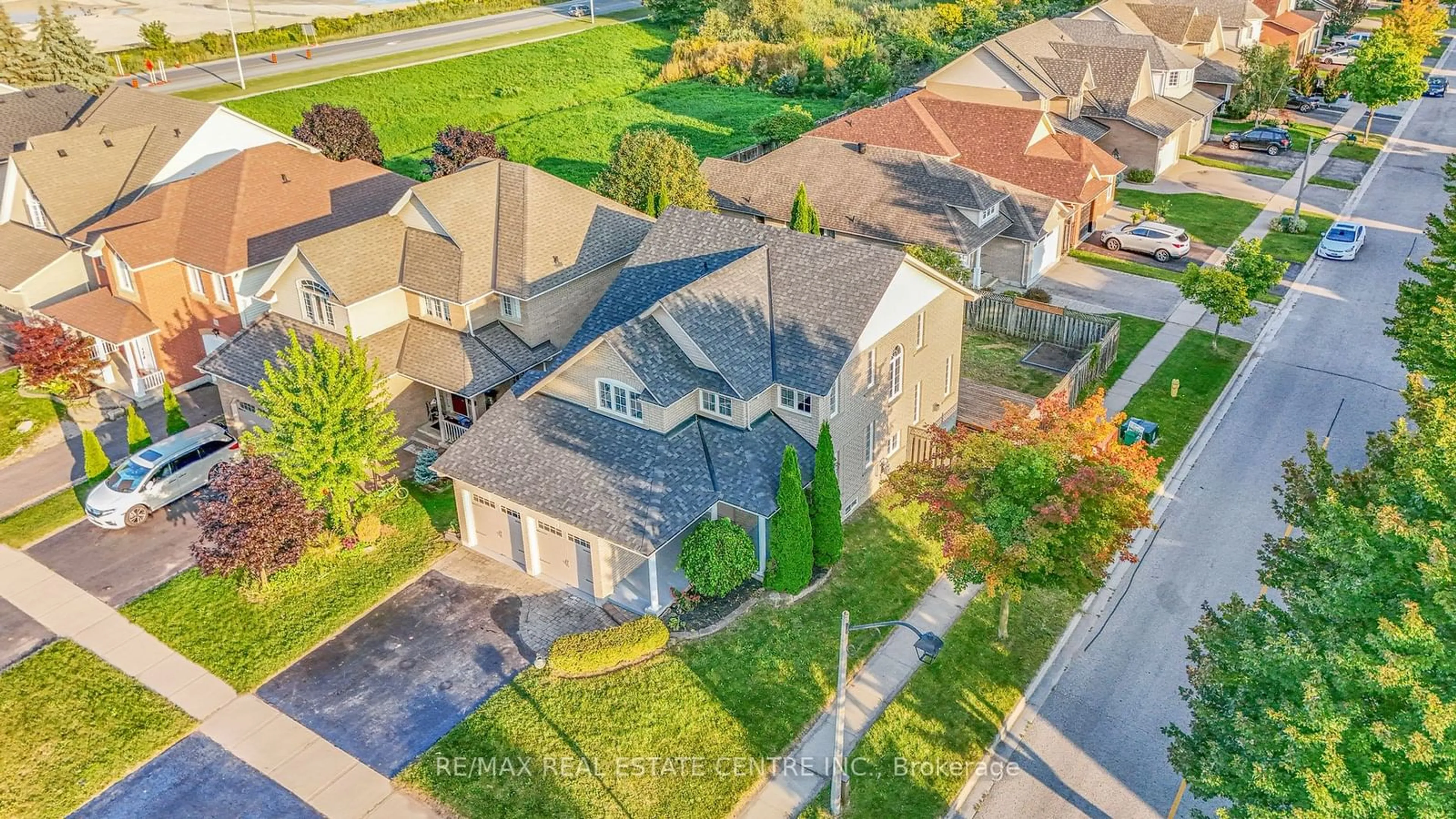 A pic from outside/outdoor area/front of a property/back of a property/a pic from drone, street for 513 Britannia Ave, Oshawa Ontario L1L 1B8