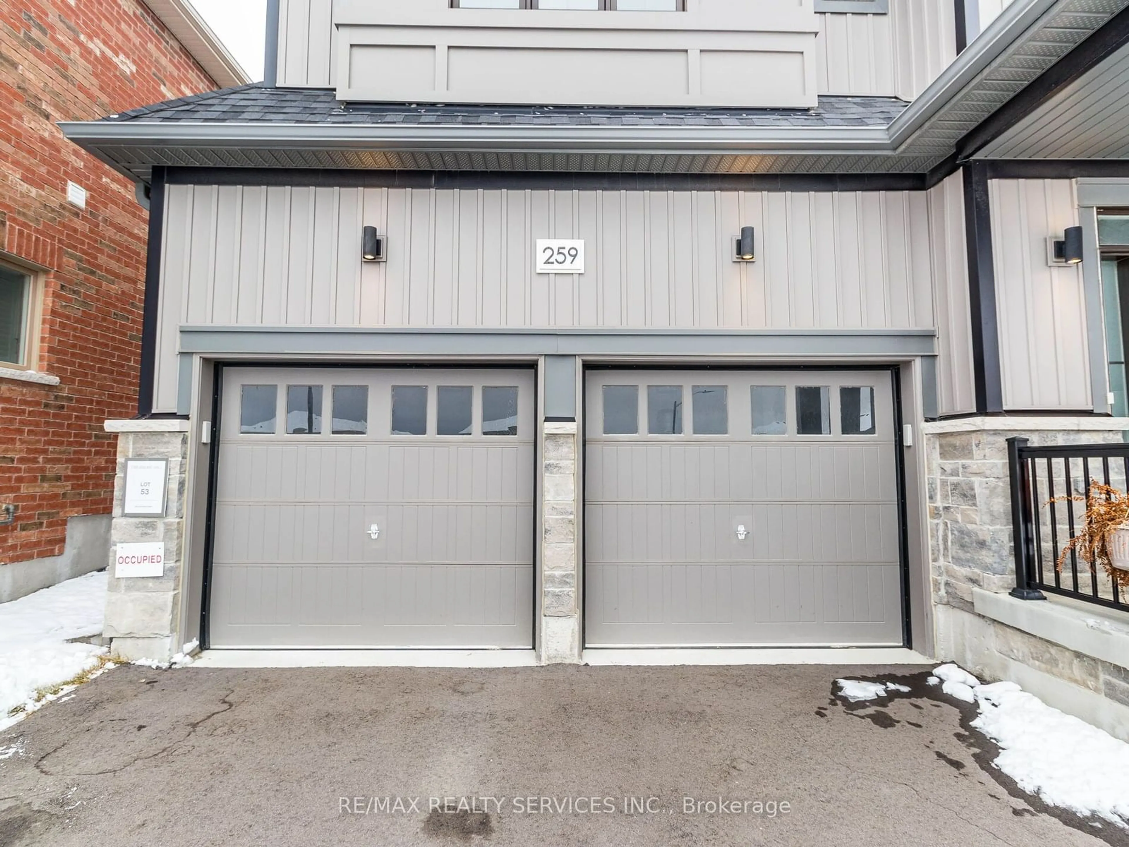 Indoor garage for 259 Fleetwood Dr, Oshawa Ontario L1K 3E8