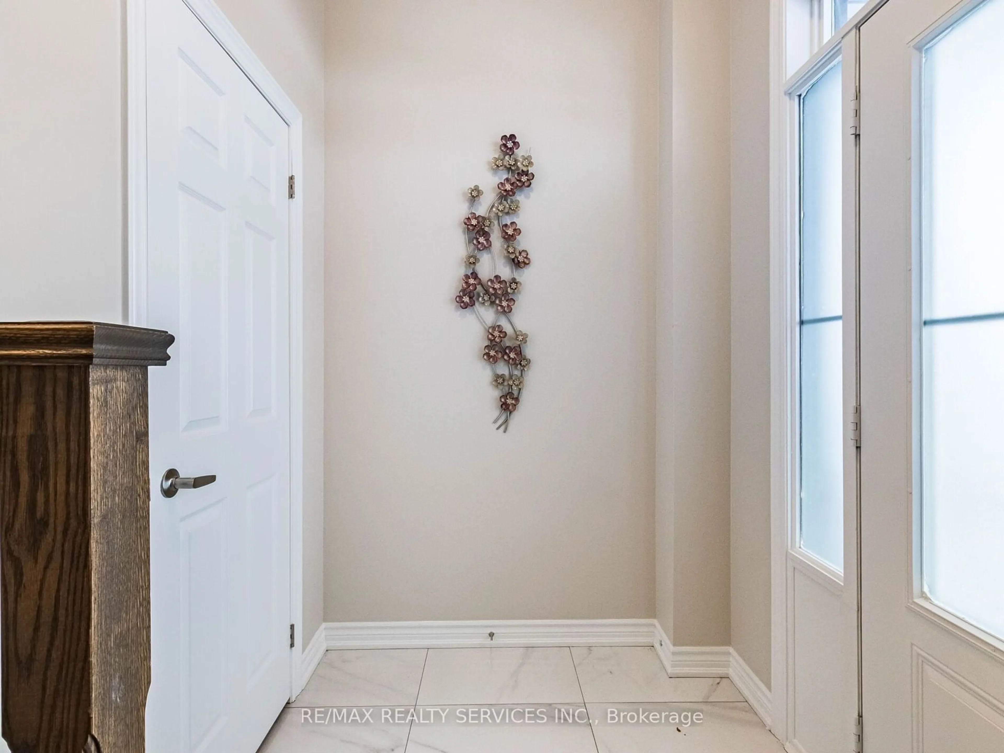 Indoor entryway for 259 Fleetwood Dr, Oshawa Ontario L1K 3E8