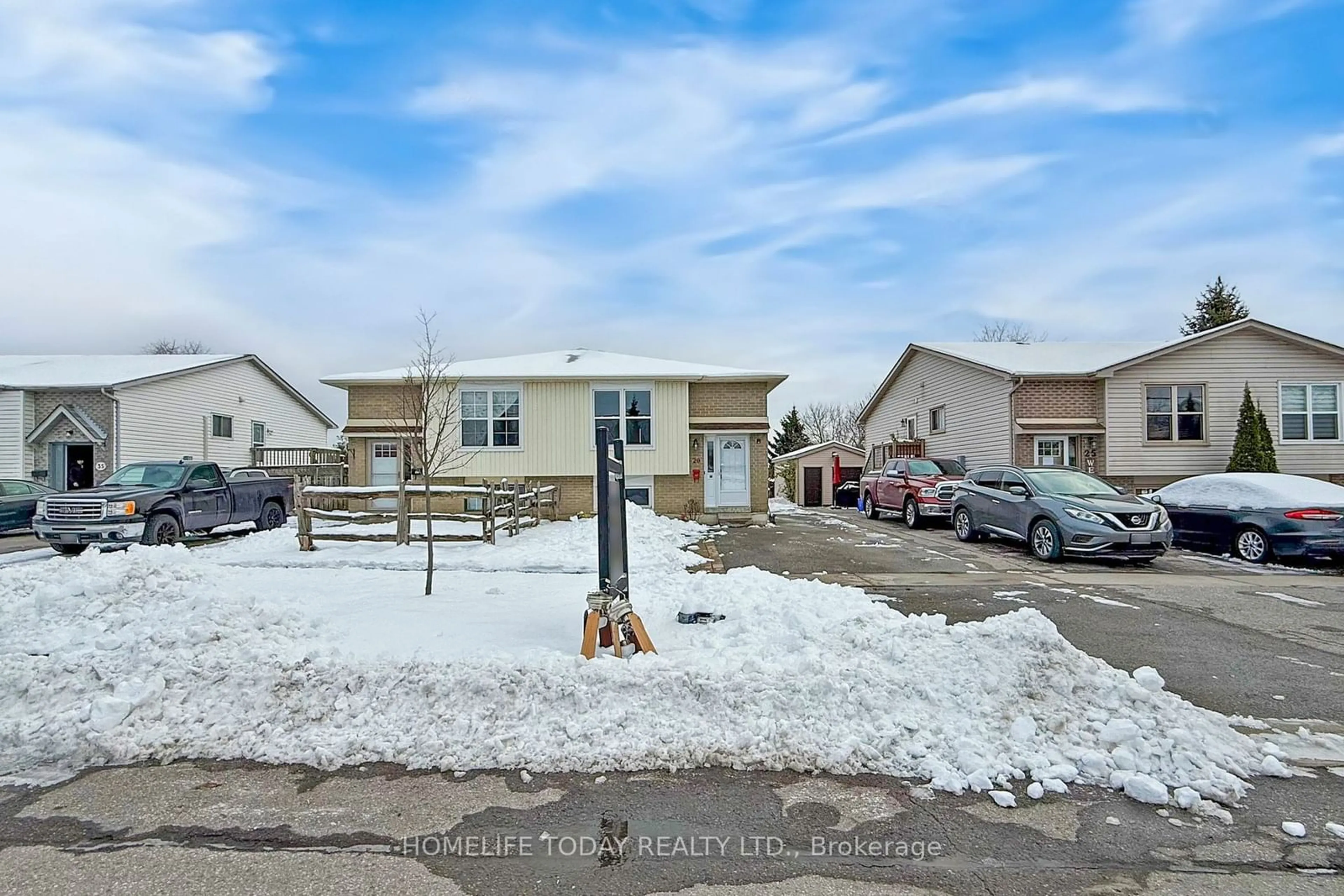 A pic from outside/outdoor area/front of a property/back of a property/a pic from drone, street for 29 Wellington Ave, Oshawa Ontario L1H 8P1