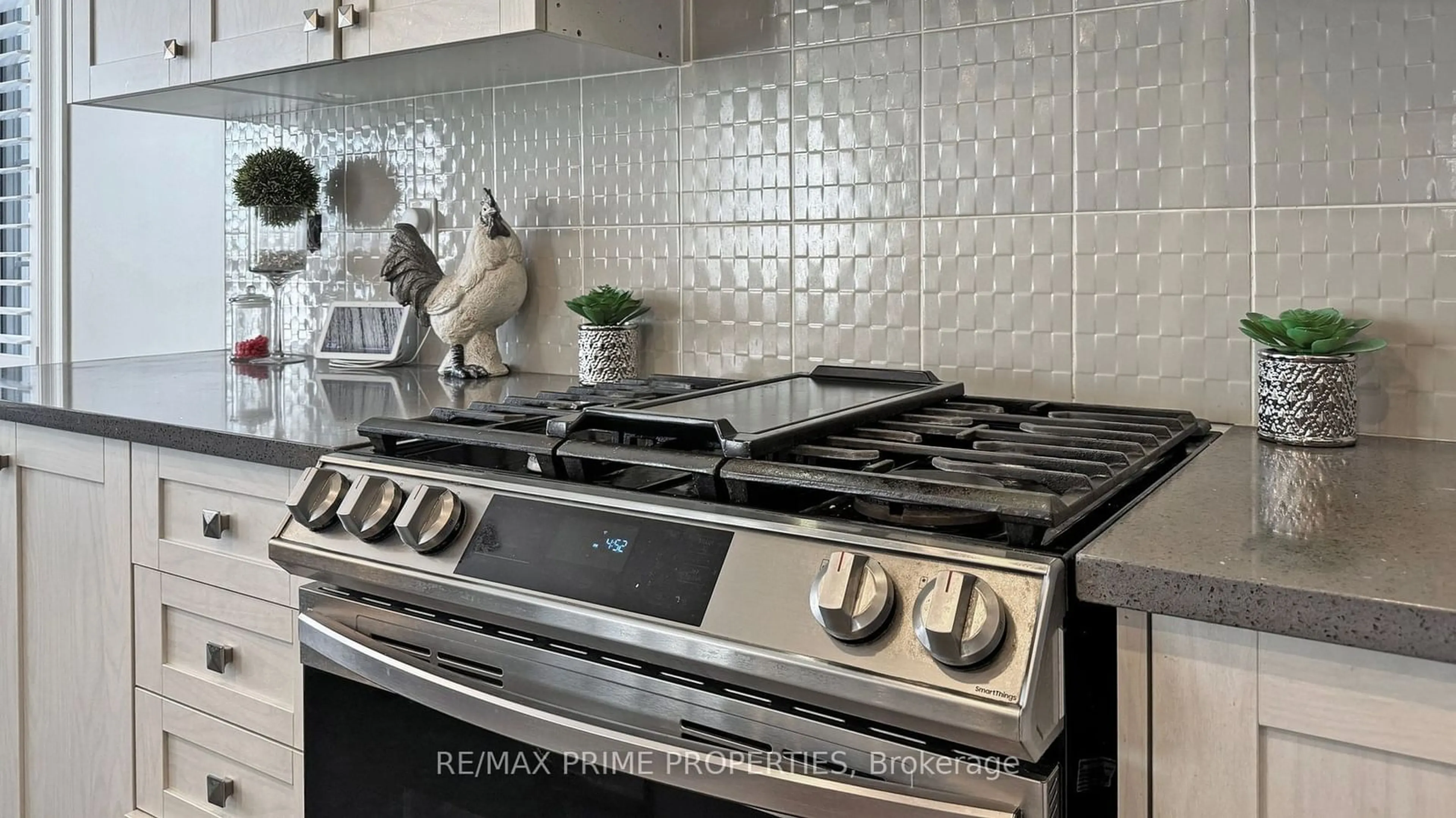 Contemporary kitchen, ceramic/tile floor for 8 Louis Way, Scugog Ontario L9L 0B1