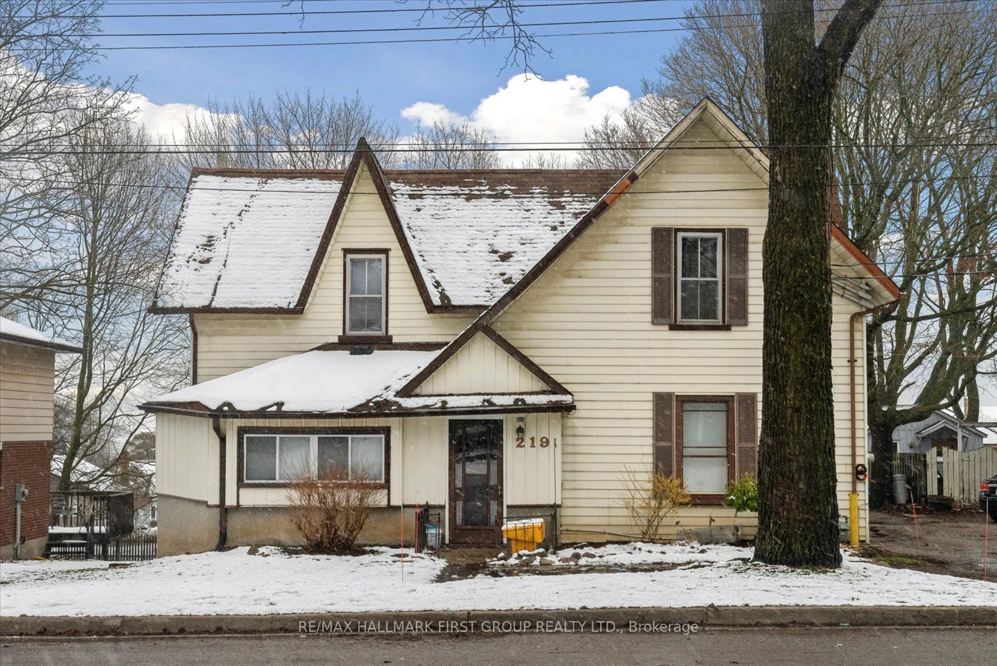 Home with vinyl exterior material, street for 219 Cochrane St, Scugog Ontario L9L 1M1