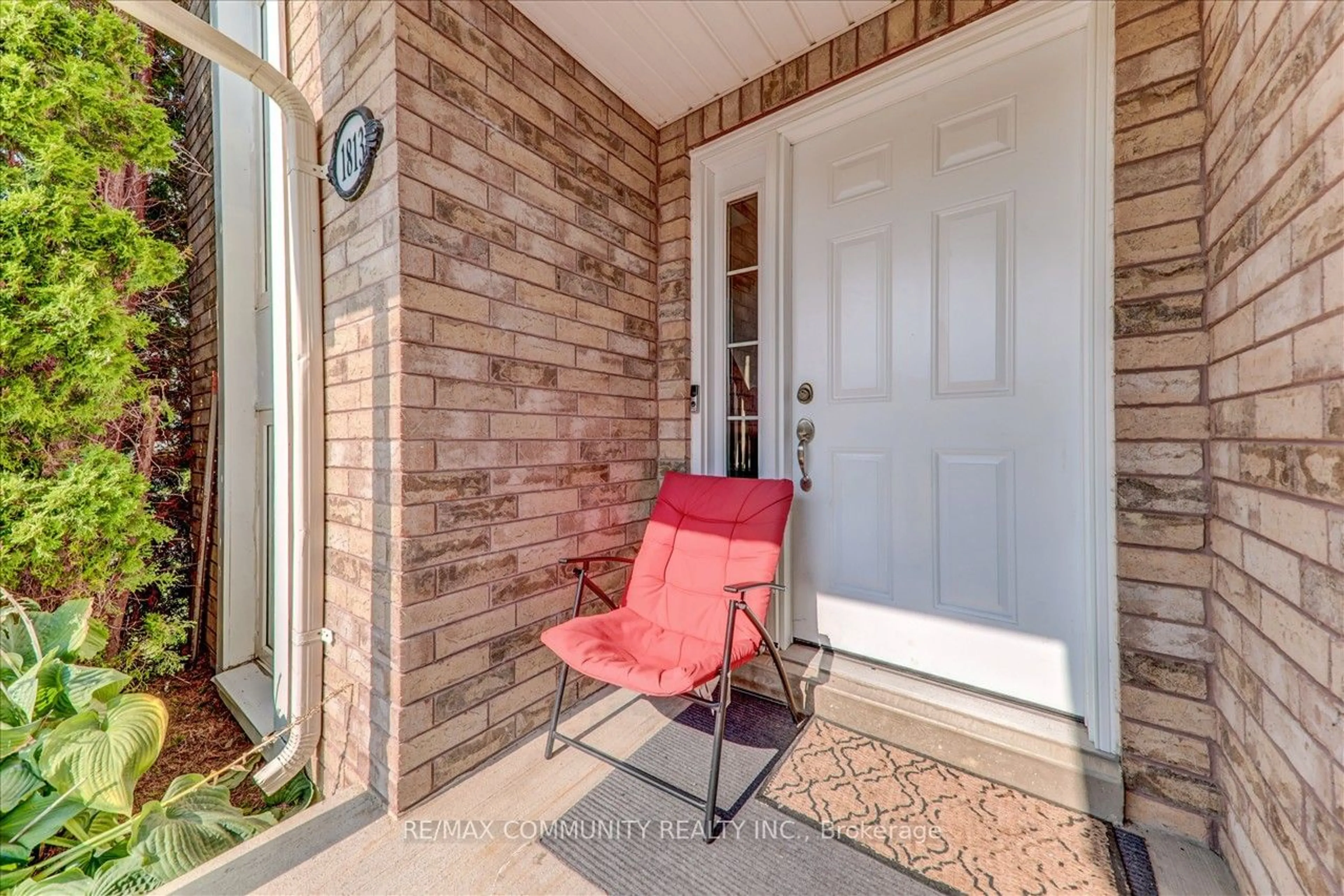 Indoor entryway for 1813 Dalhousie Cres, Oshawa Ontario L1G 8C5