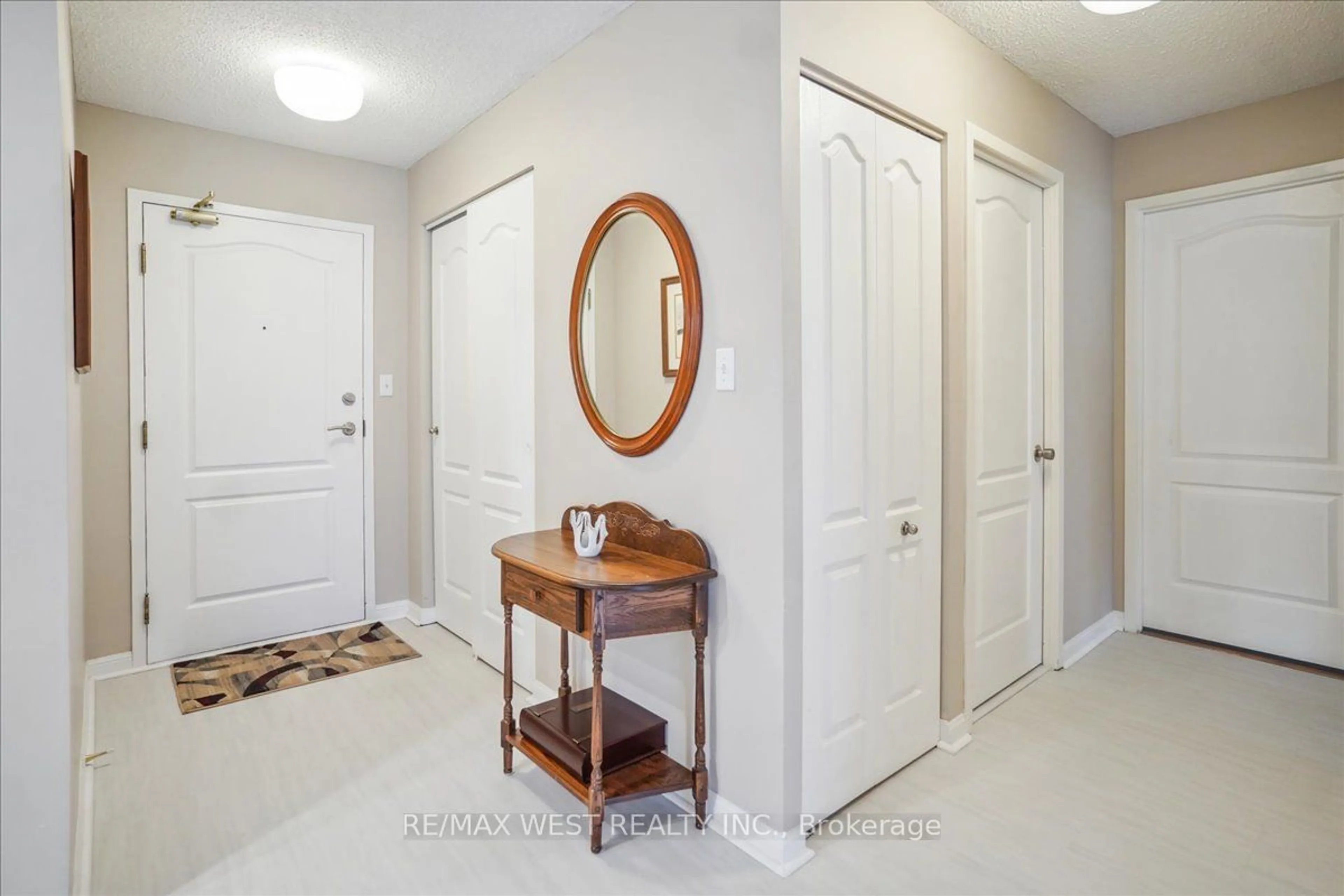 Indoor entryway for 712 Rossland Rd #210, Whitby Ontario L1N 9E8