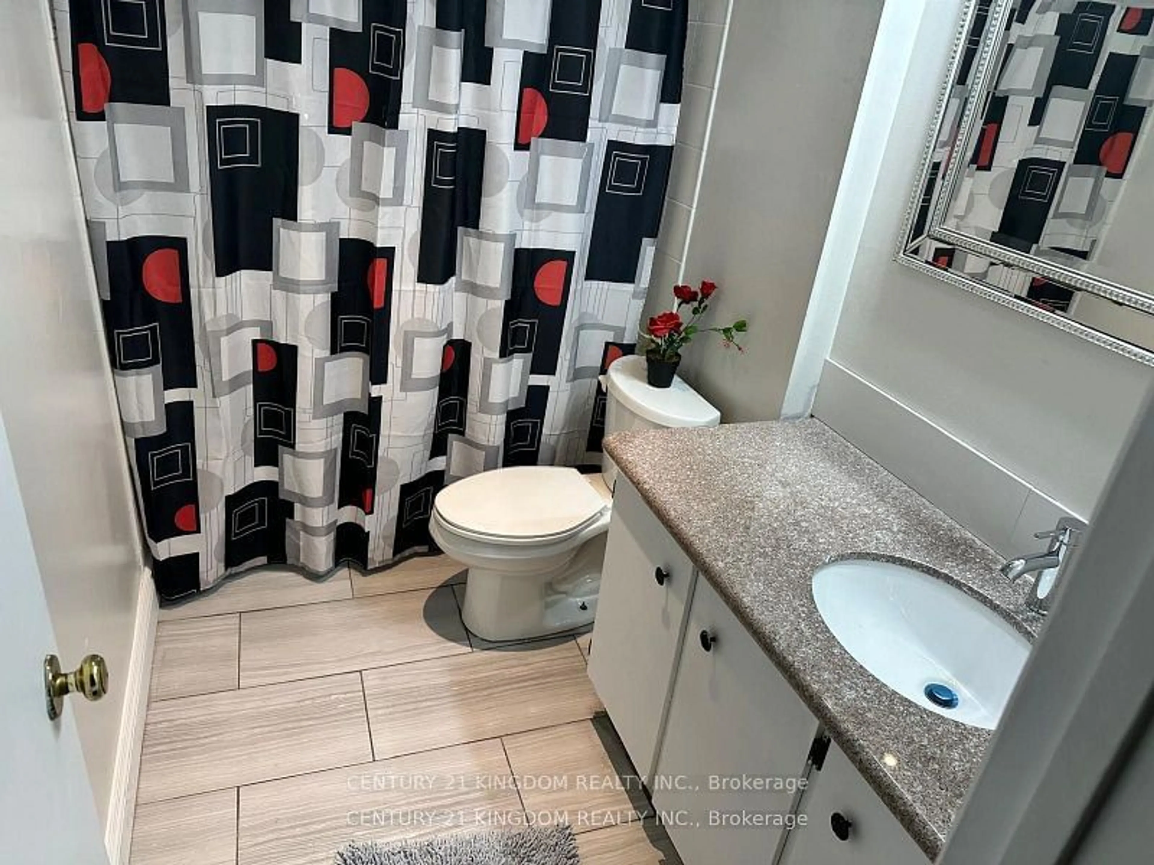 Standard bathroom, ceramic/tile floor for 24 Grassmere Crt, Oshawa Ontario L1H 3X4