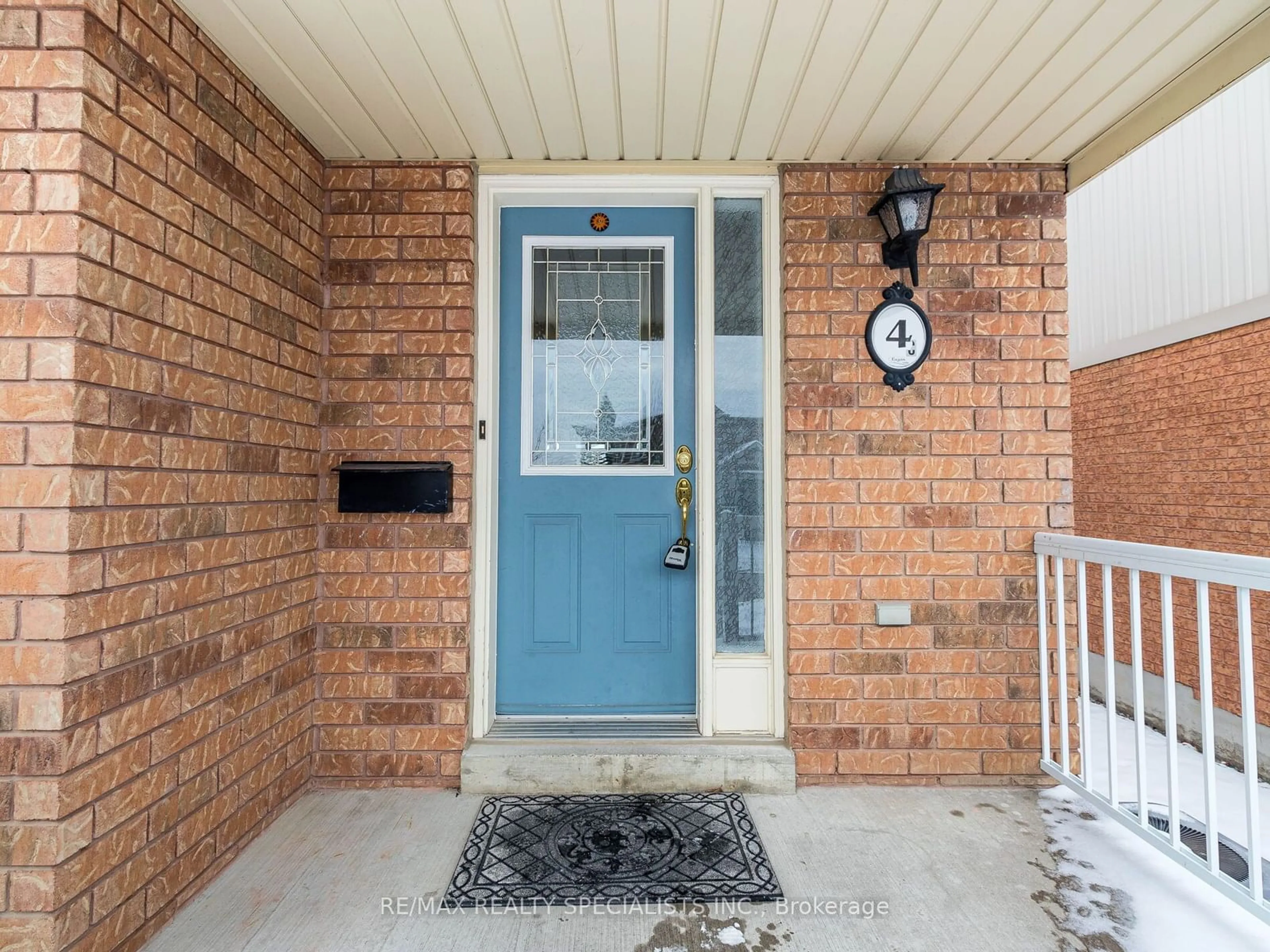 Indoor entryway for 4 Longueuil Pl, Whitby Ontario L1R 3G9