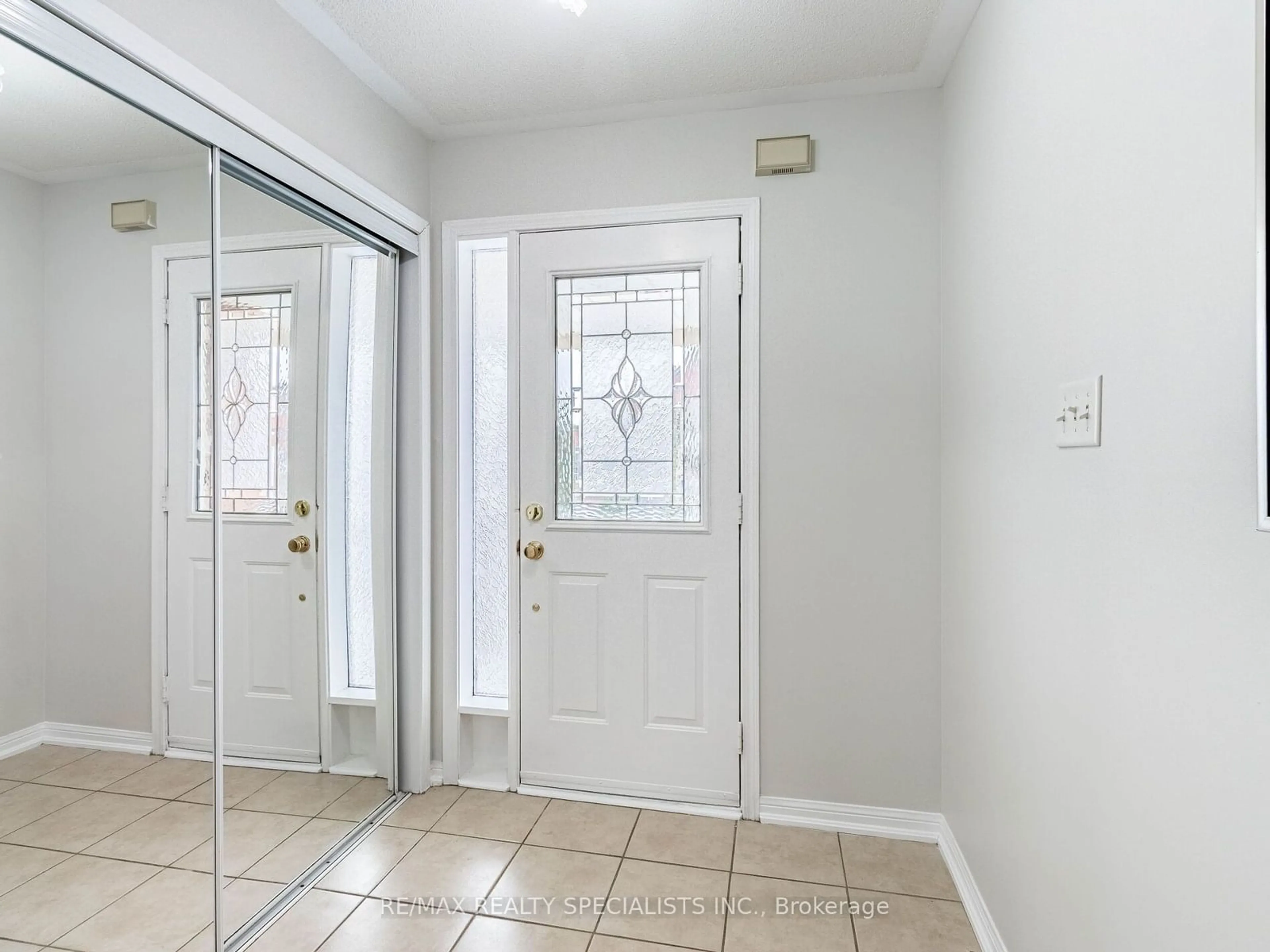 Indoor entryway for 4 Longueuil Pl, Whitby Ontario L1R 3G9