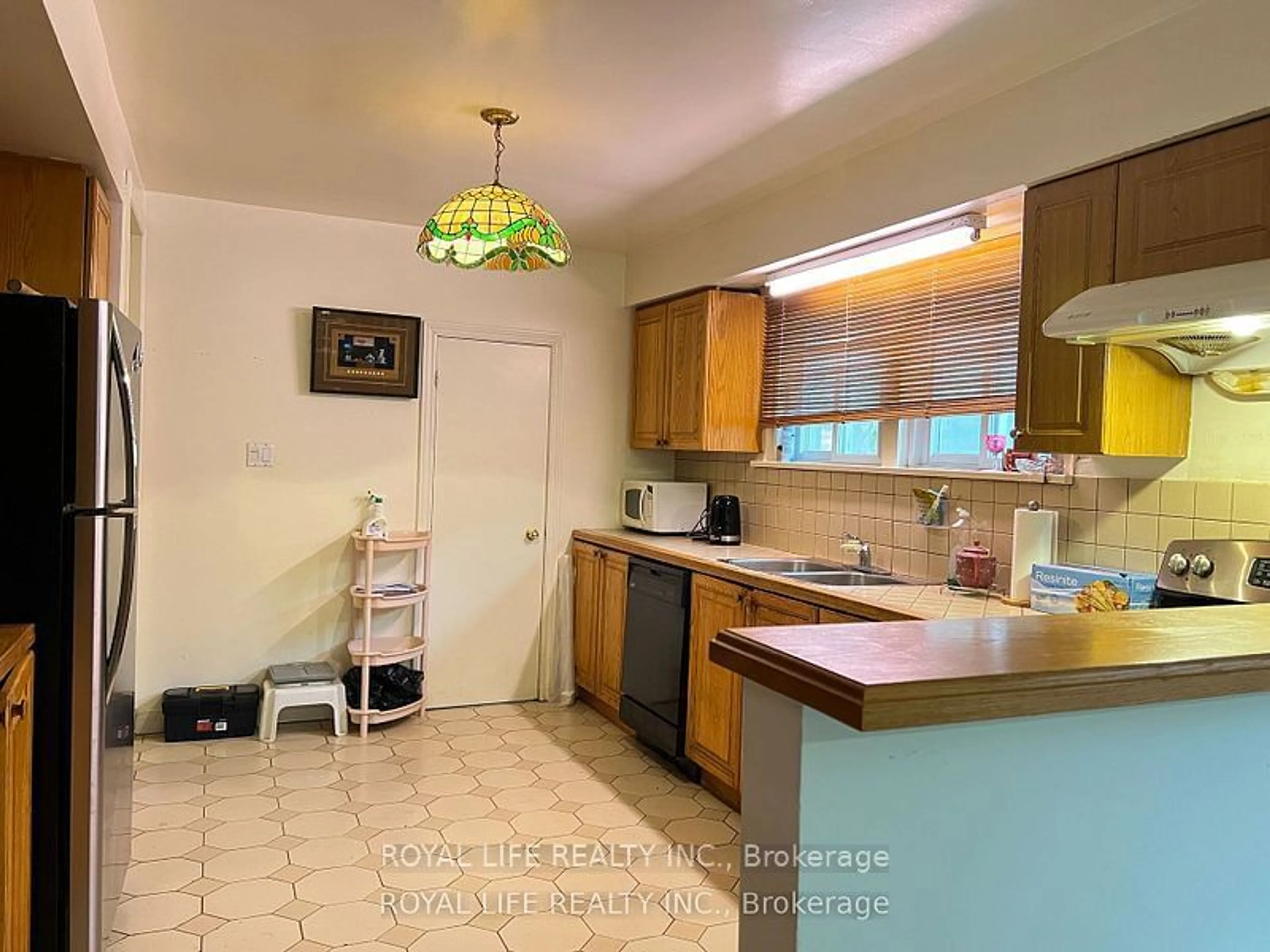 Standard kitchen, unknown for 33 Agincourt Dr, Toronto Ontario M1S 1M5