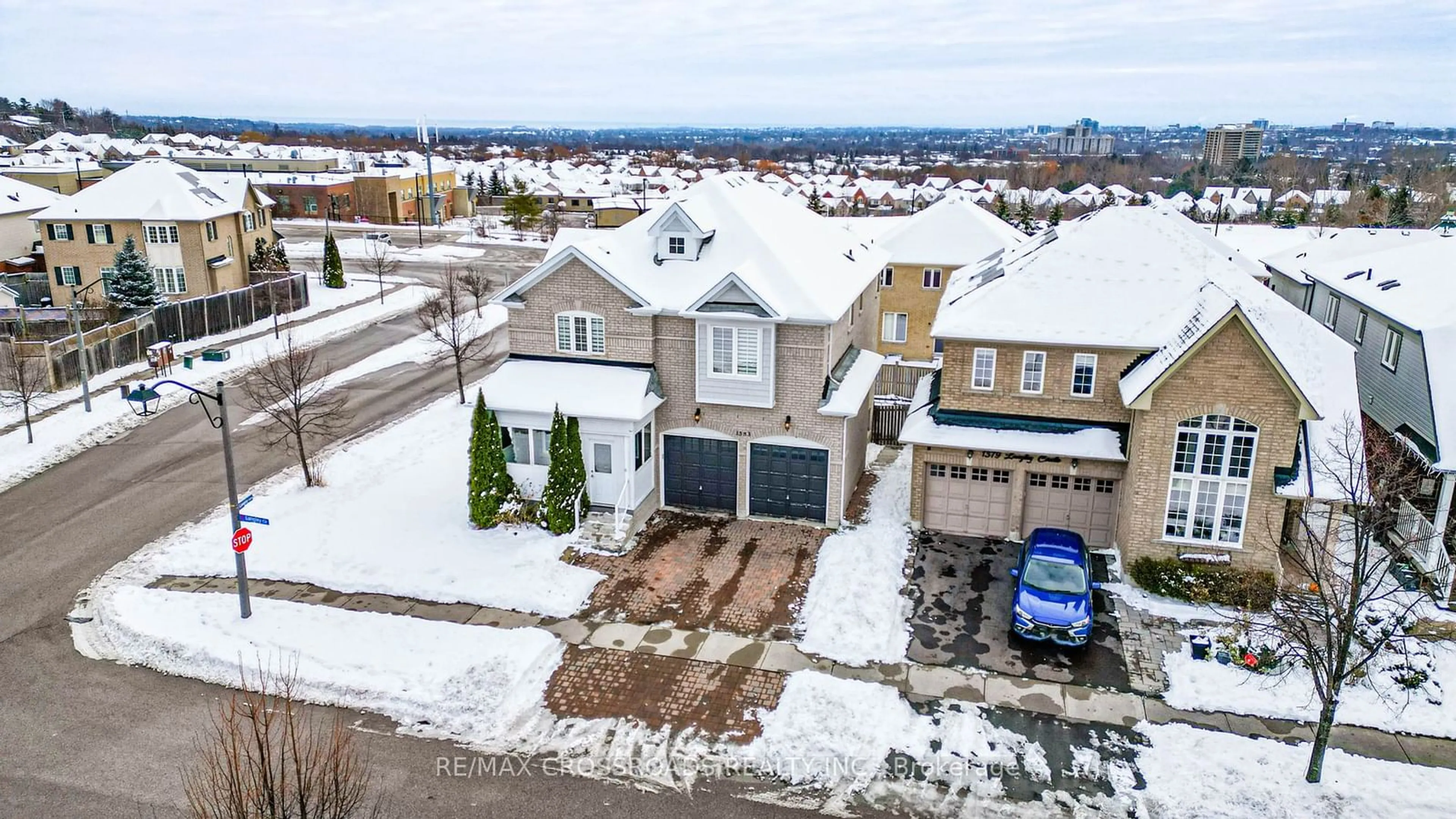 A pic from outside/outdoor area/front of a property/back of a property/a pic from drone, street for 1383 Langley Circ, Oshawa Ontario L1K 0E2