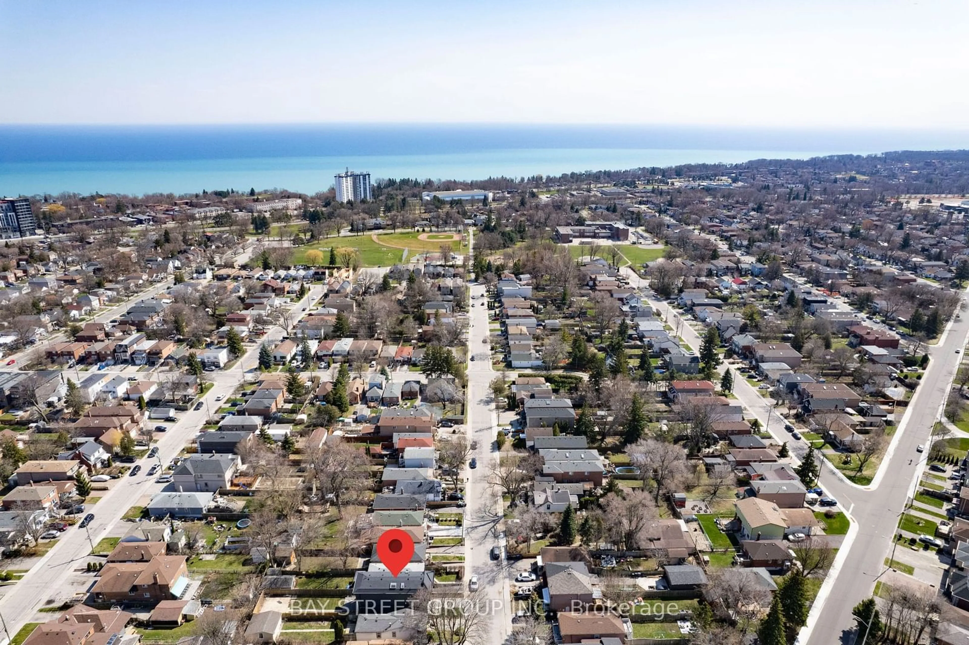 A pic from outside/outdoor area/front of a property/back of a property/a pic from drone, street for 119 Preston St, Toronto Ontario M1N 3N4