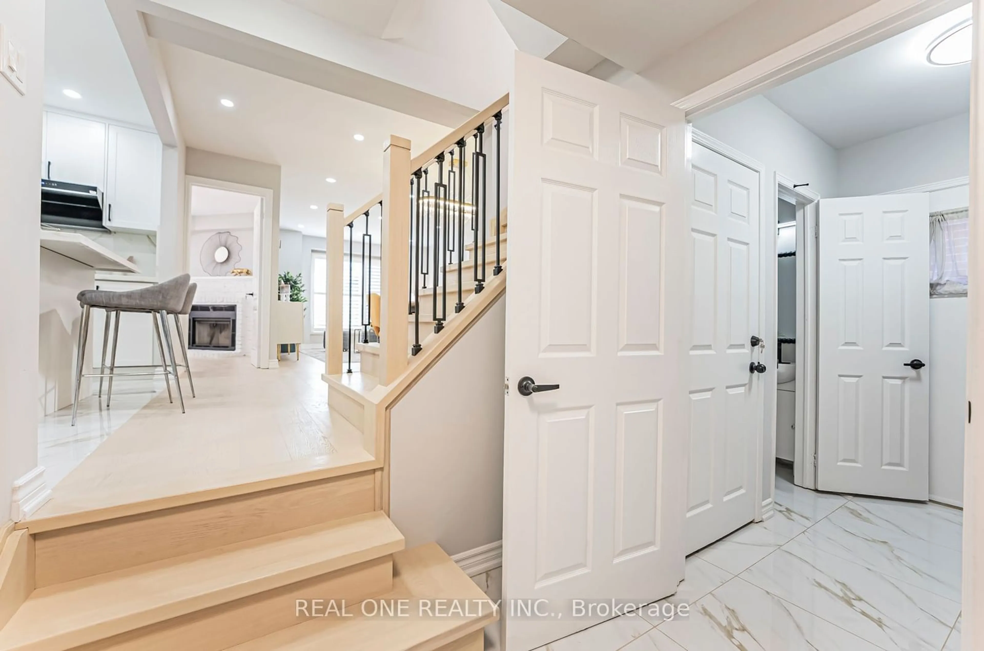 Indoor entryway for 85 River Grove Dr, Toronto Ontario M1W 3T8