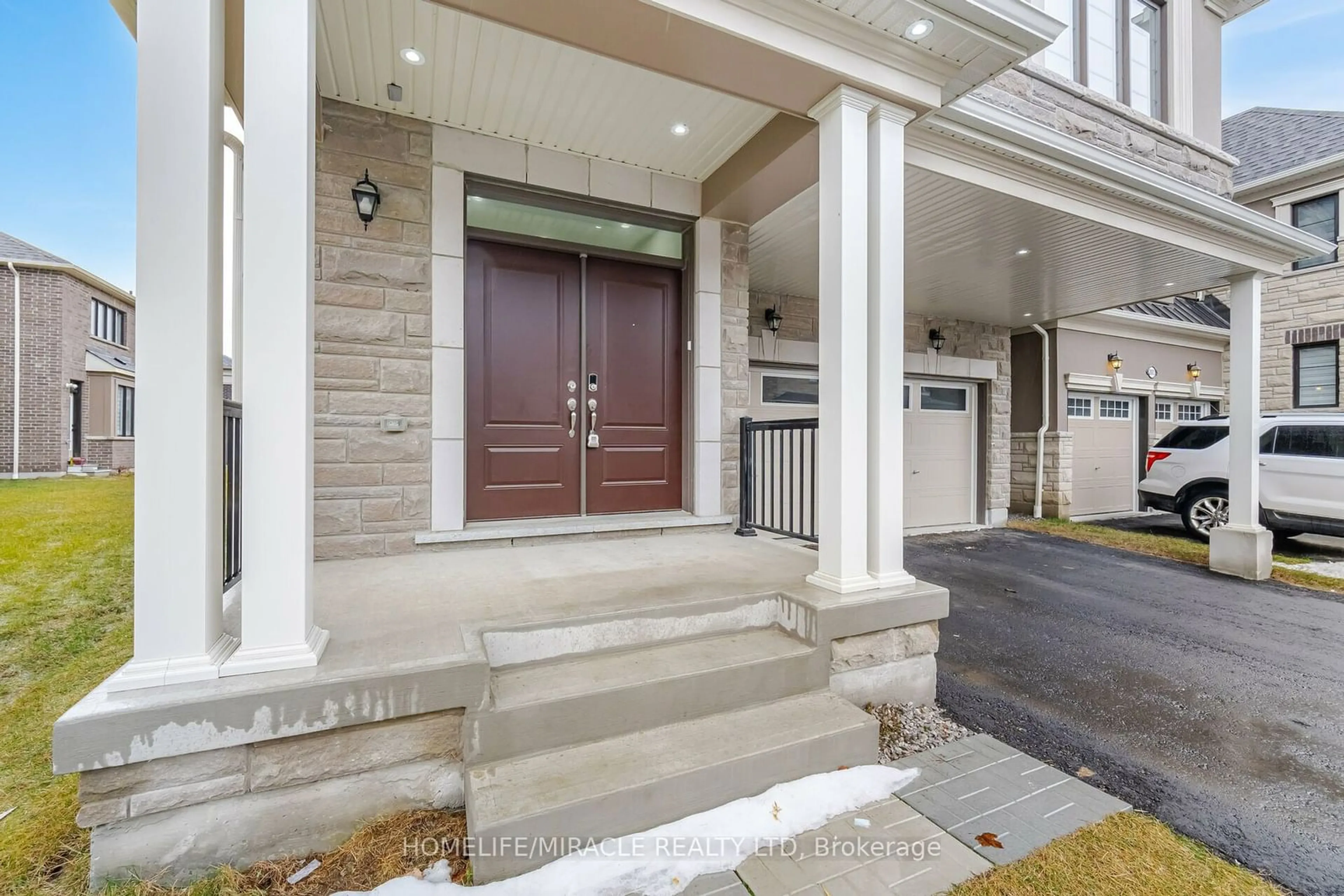 Indoor entryway for 2885 Foxden Sq, Pickering Ontario L1X 0N9