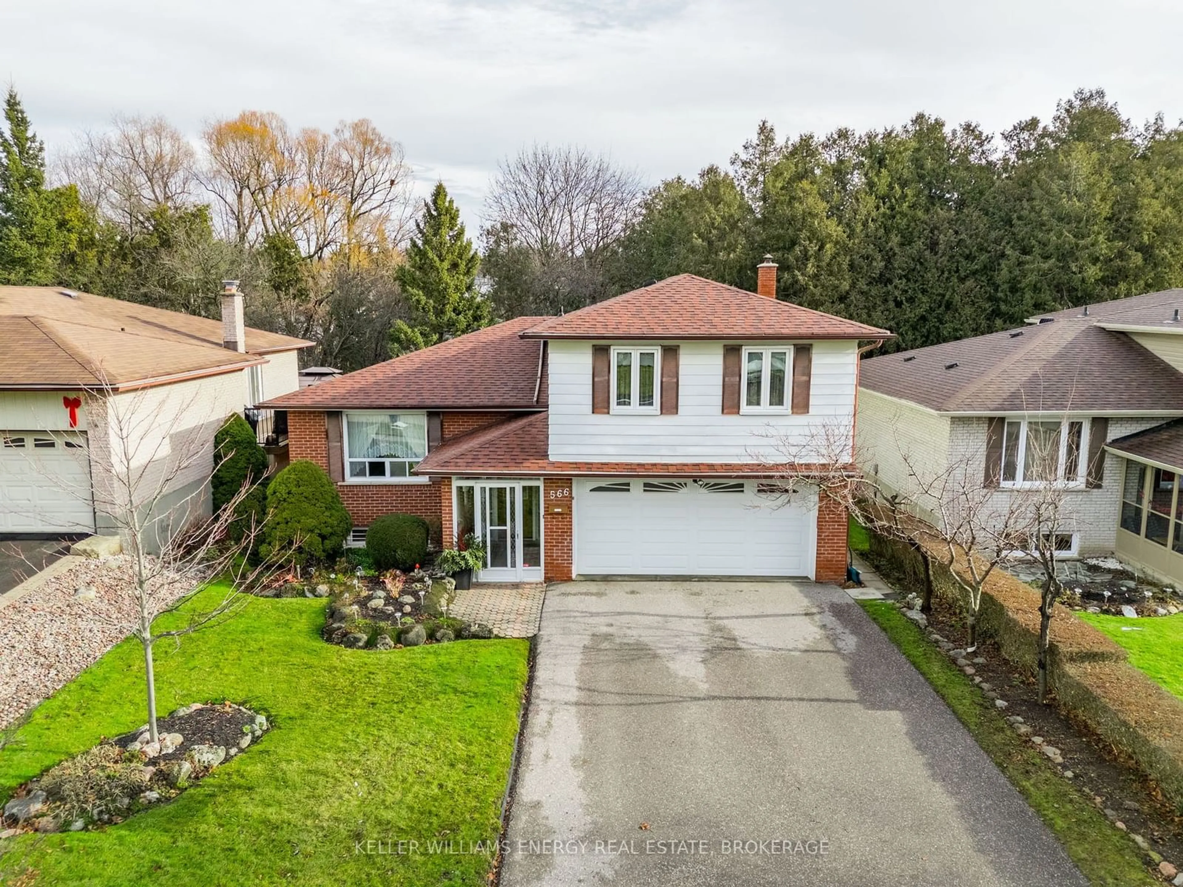 A pic from outside/outdoor area/front of a property/back of a property/a pic from drone, street for 566 Antigua Cres, Oshawa Ontario L1J 6B4