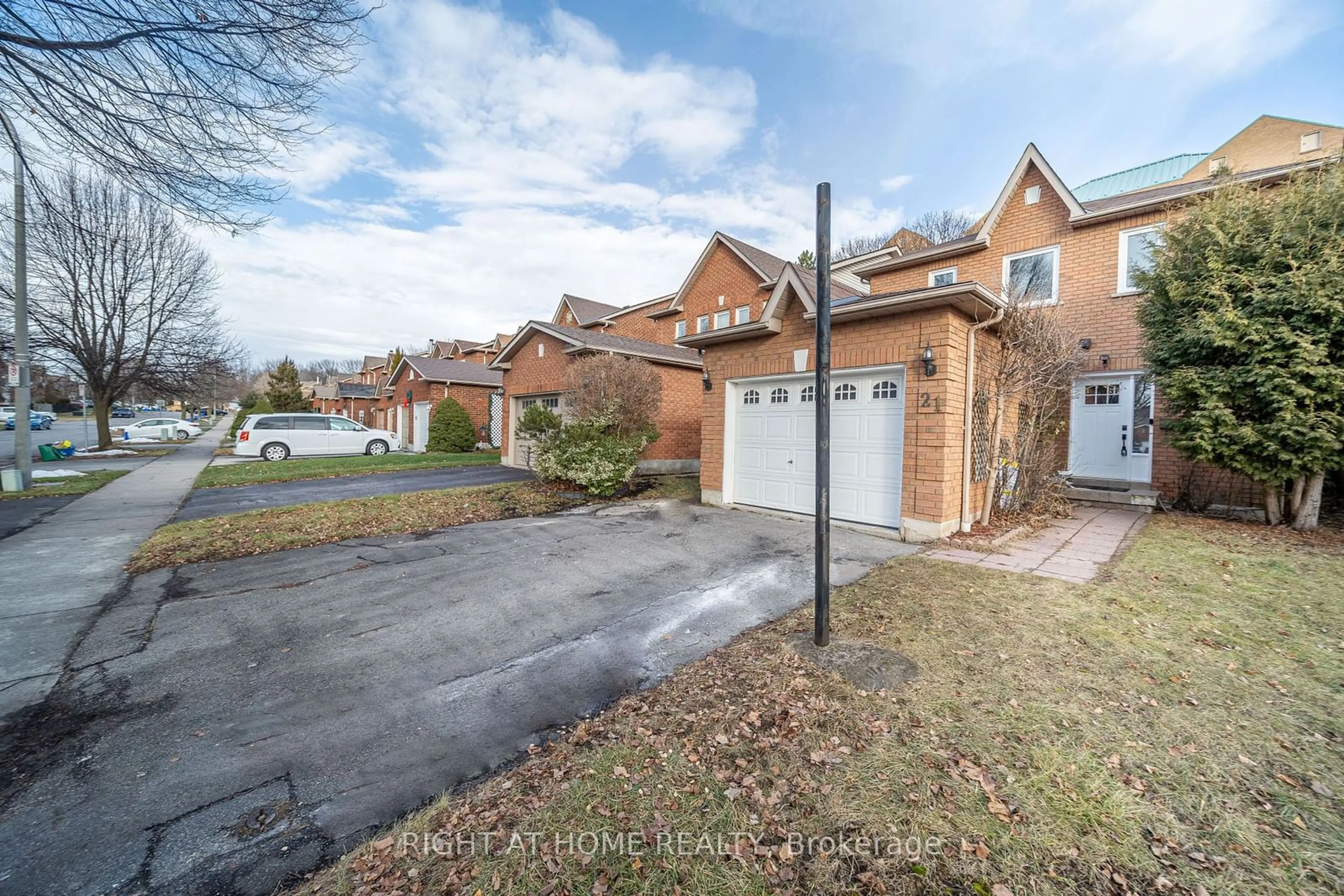 A pic from outside/outdoor area/front of a property/back of a property/a pic from drone, street for 21 Mcbrien Crt, Whitby Ontario L1R 2C8