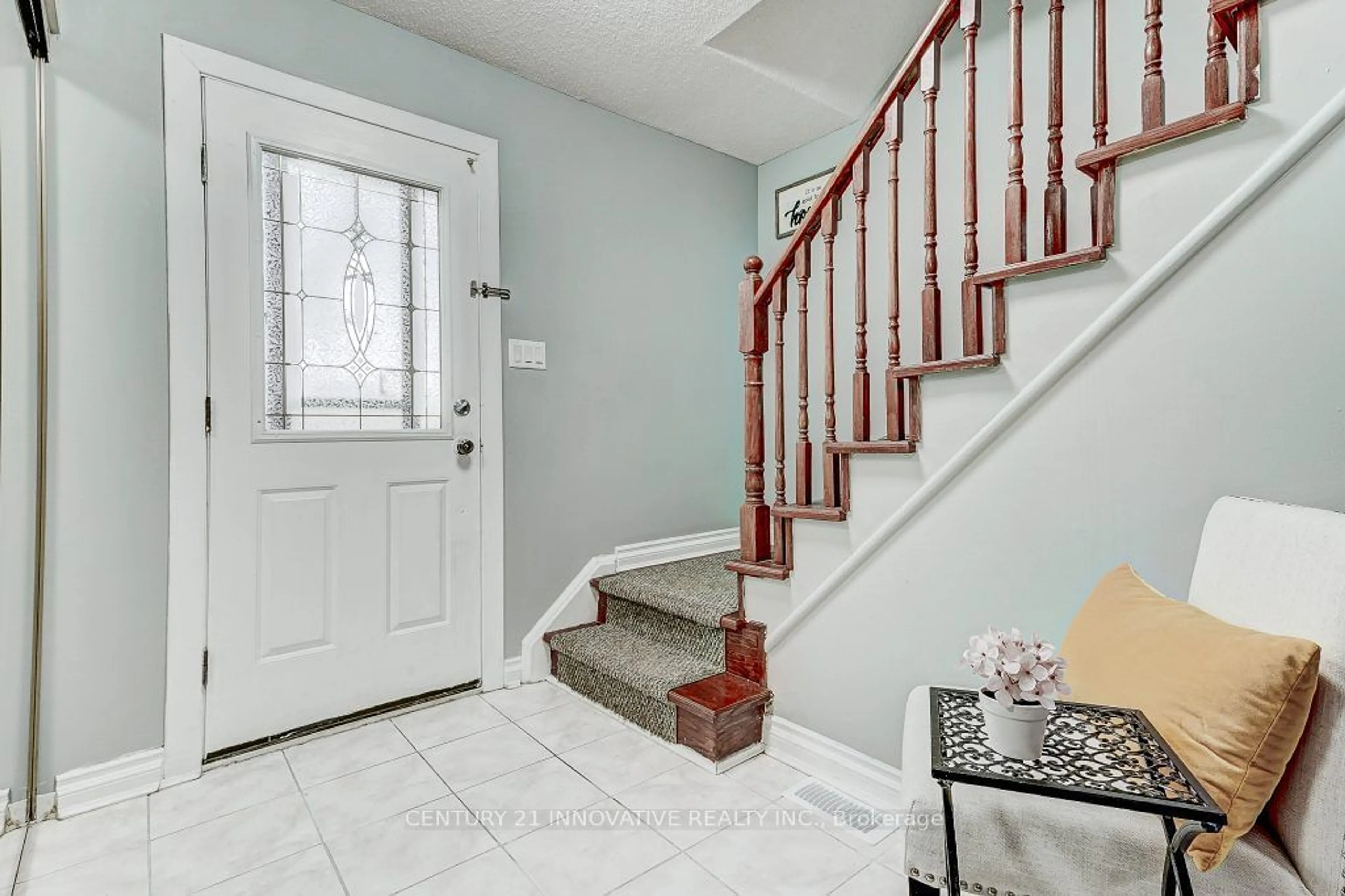 Indoor entryway for 118 Radford Dr, Ajax Ontario L1T 2E1