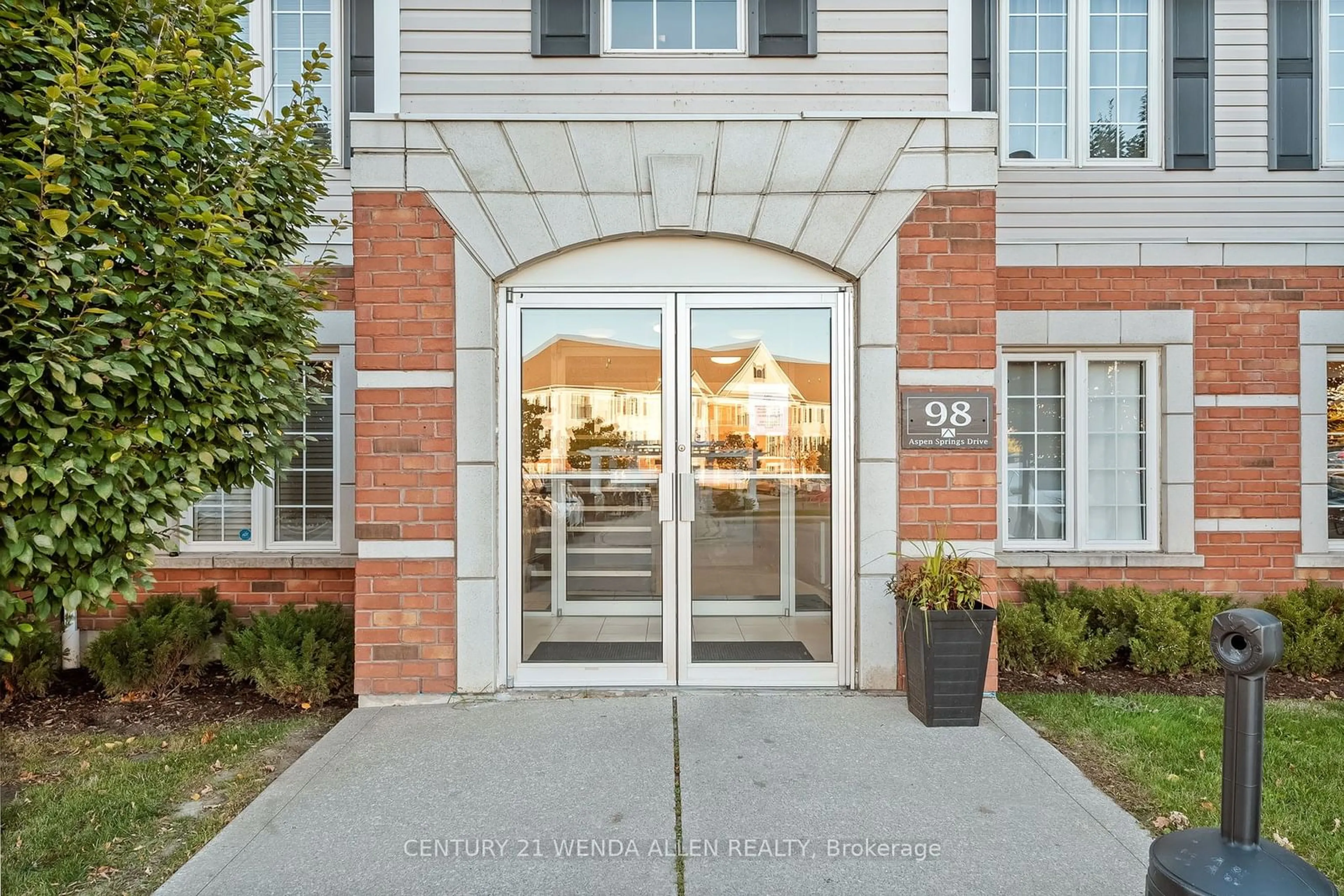 Indoor foyer for 98 Aspen Spring Dr ##309, Clarington Ontario L1C 5N5