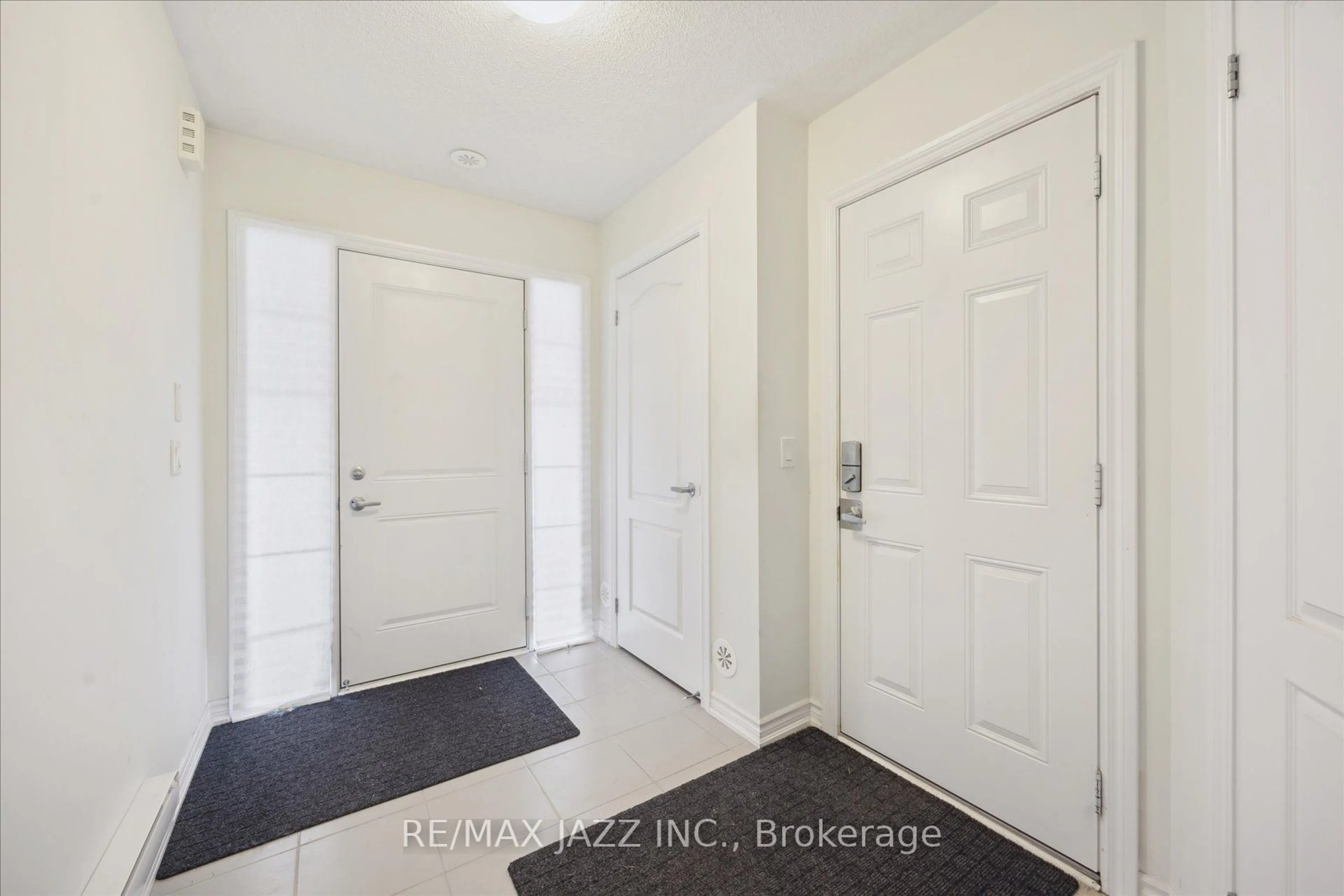 Indoor entryway for 71 Far North Crt, Oshawa Ontario L1L 0J5