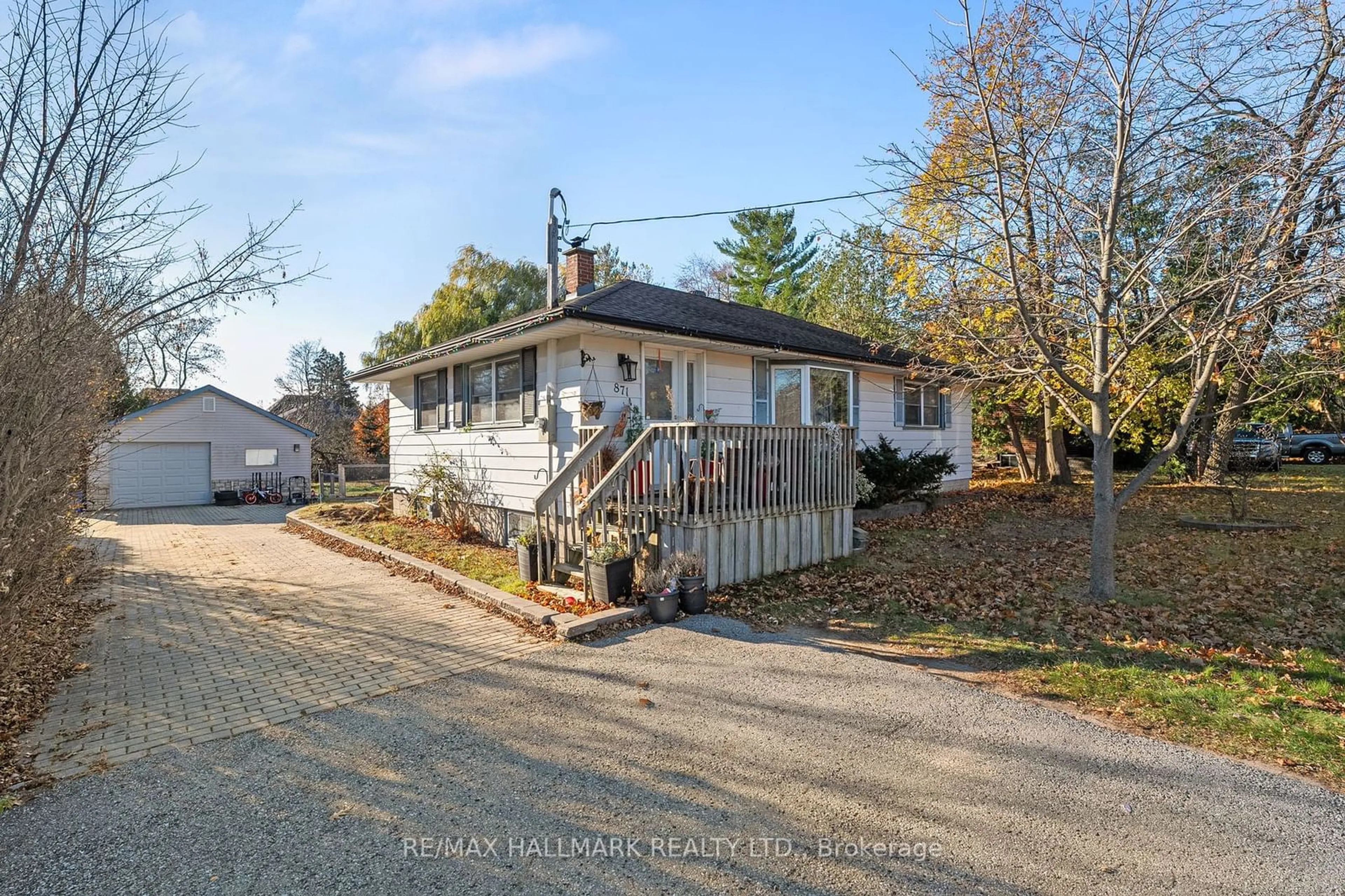 A pic from outside/outdoor area/front of a property/back of a property/a pic from drone, street for 871 Finch Ave, Pickering Ontario L1V 1J4