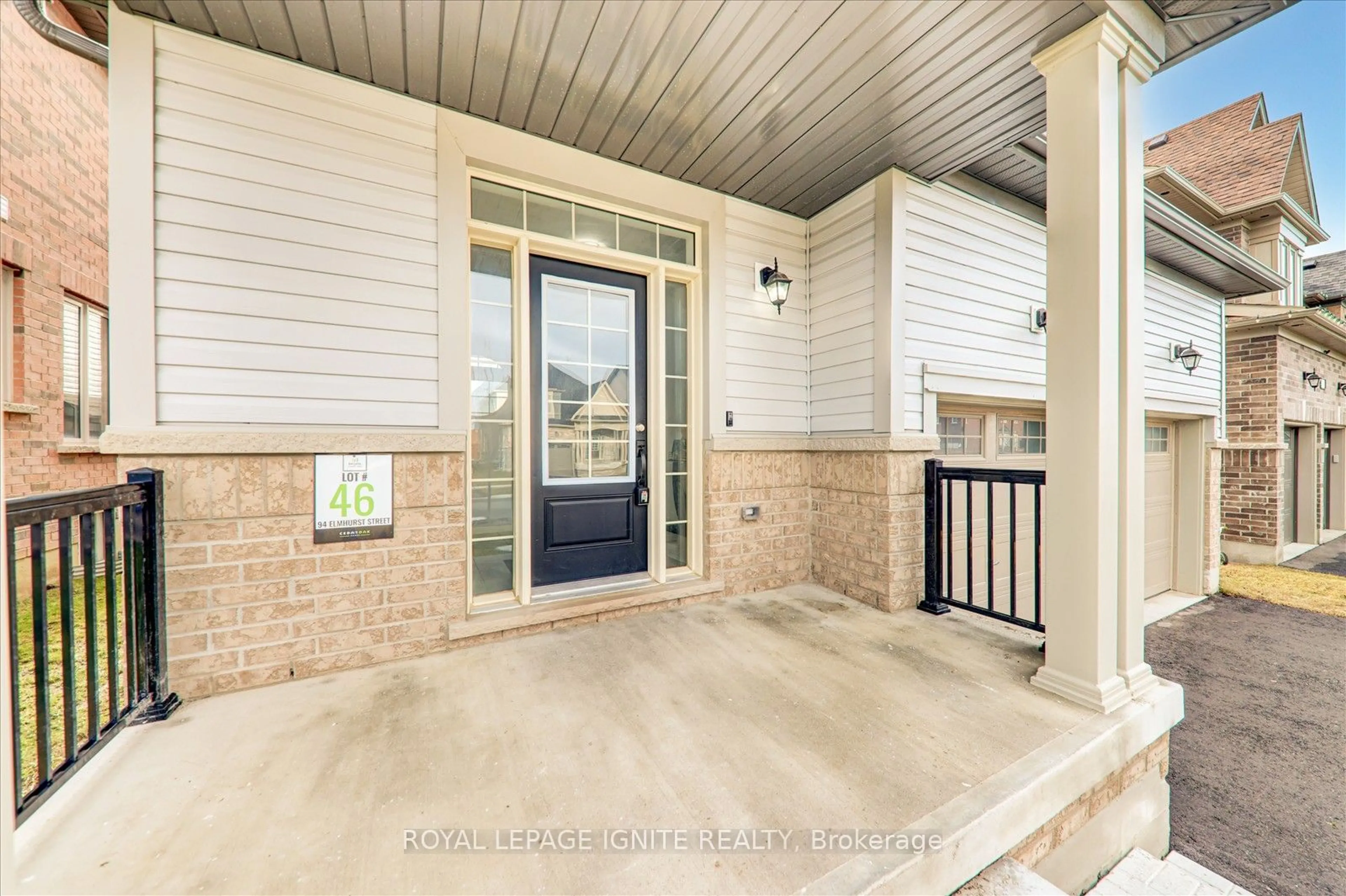 Indoor entryway for 94 Elmhurst St, Scugog Ontario L9L 2E7