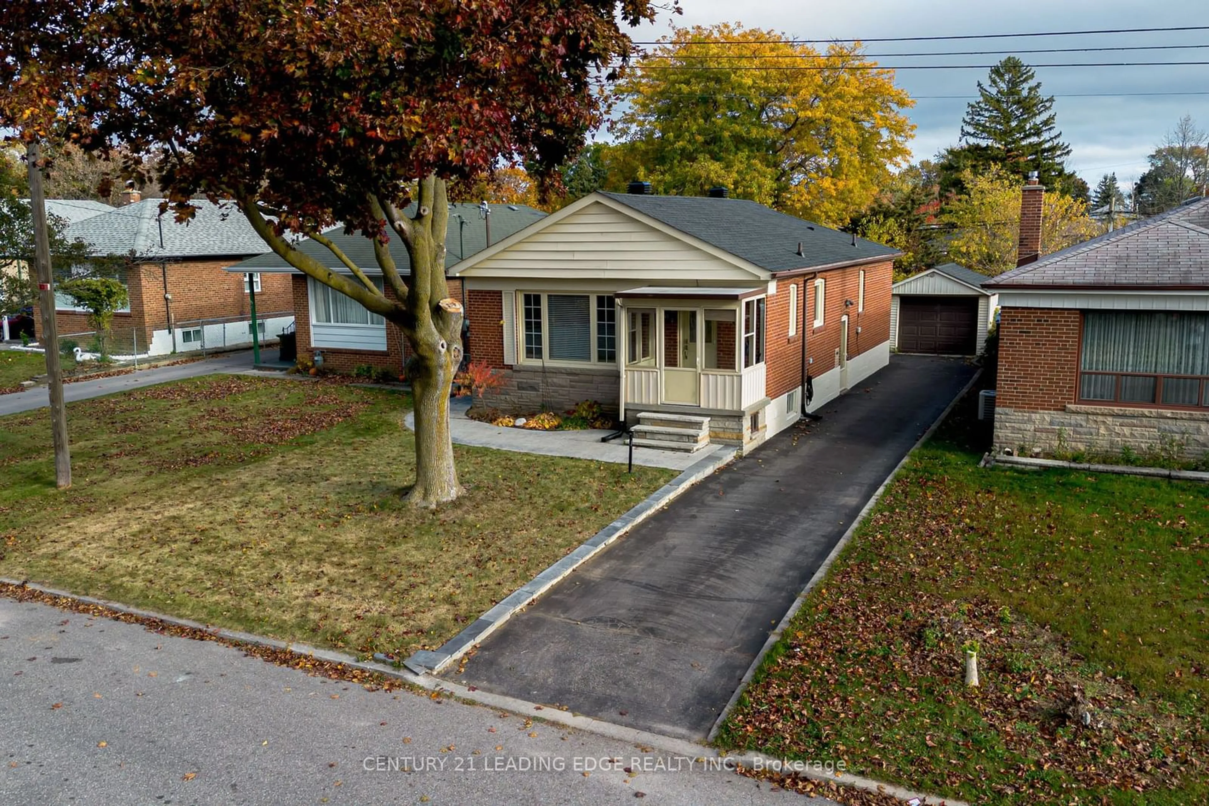 A pic from outside/outdoor area/front of a property/back of a property/a pic from drone, street for 51 Kilgreggan Cres, Toronto Ontario M1J 1S4