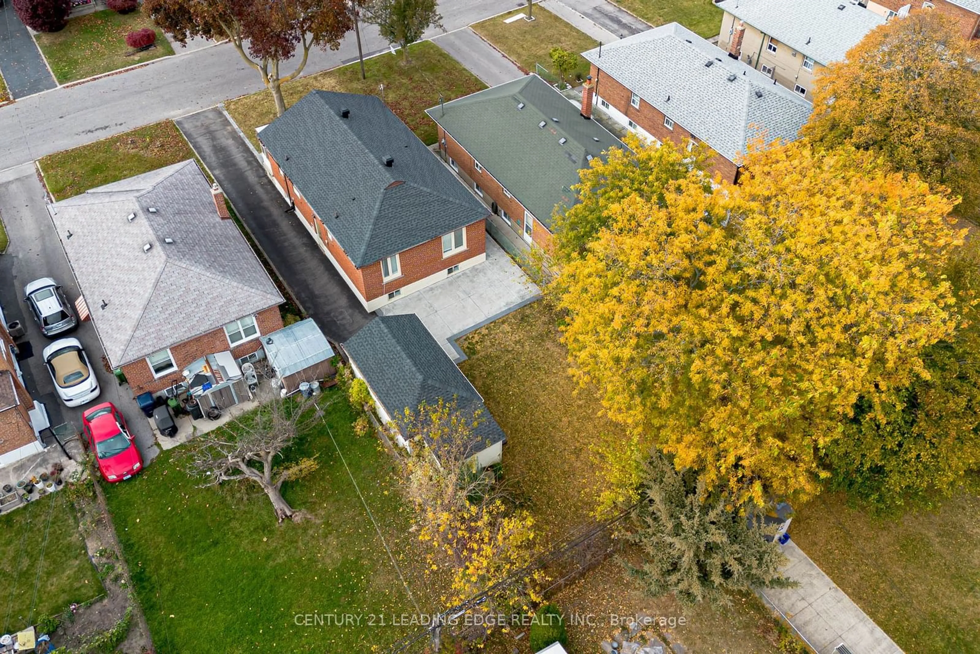 A pic from outside/outdoor area/front of a property/back of a property/a pic from drone, city buildings view from balcony for 51 Kilgreggan Cres, Toronto Ontario M1J 1S4