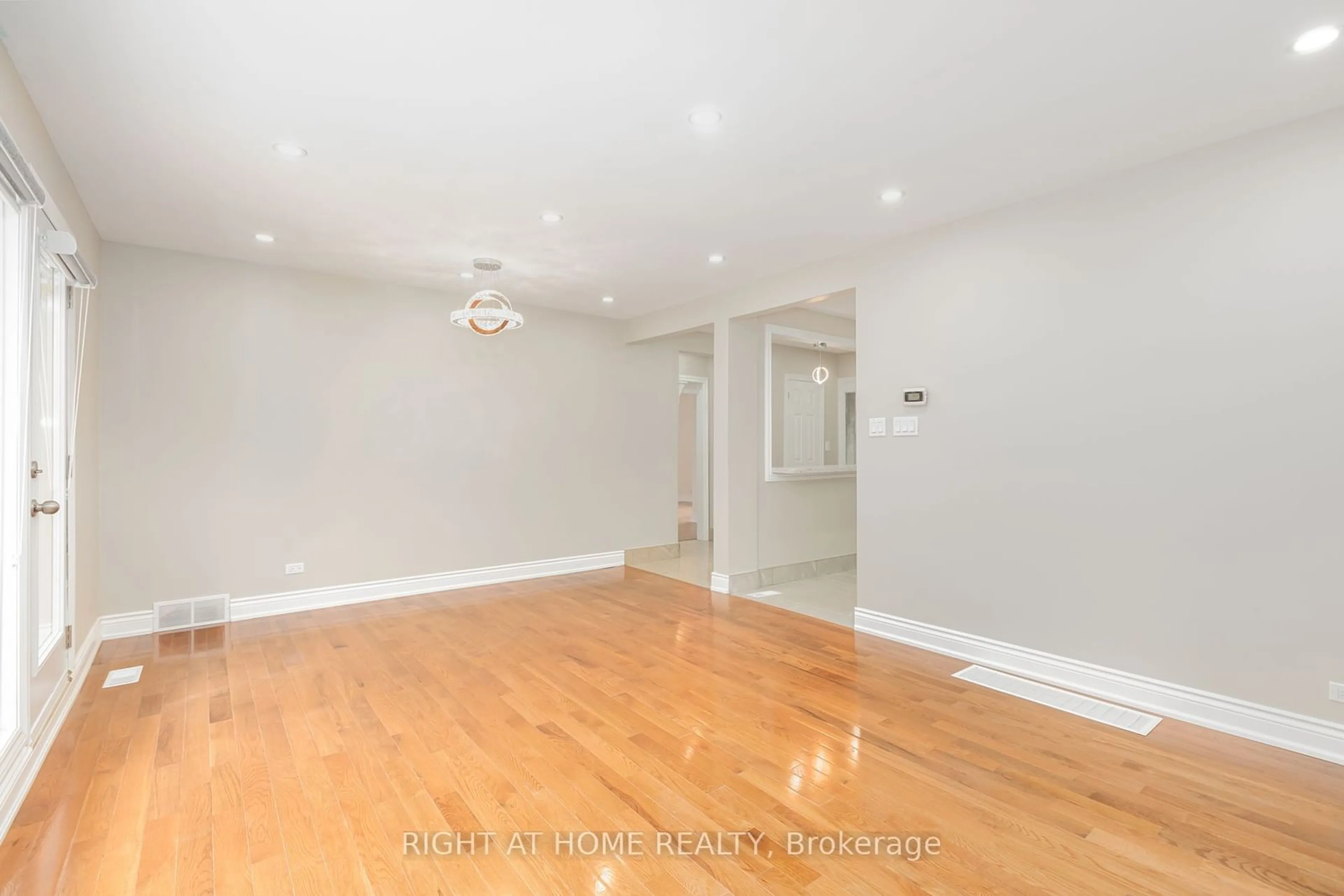 A pic of a room for 228 Greenwood Ave, Oshawa Ontario L1J 1W6