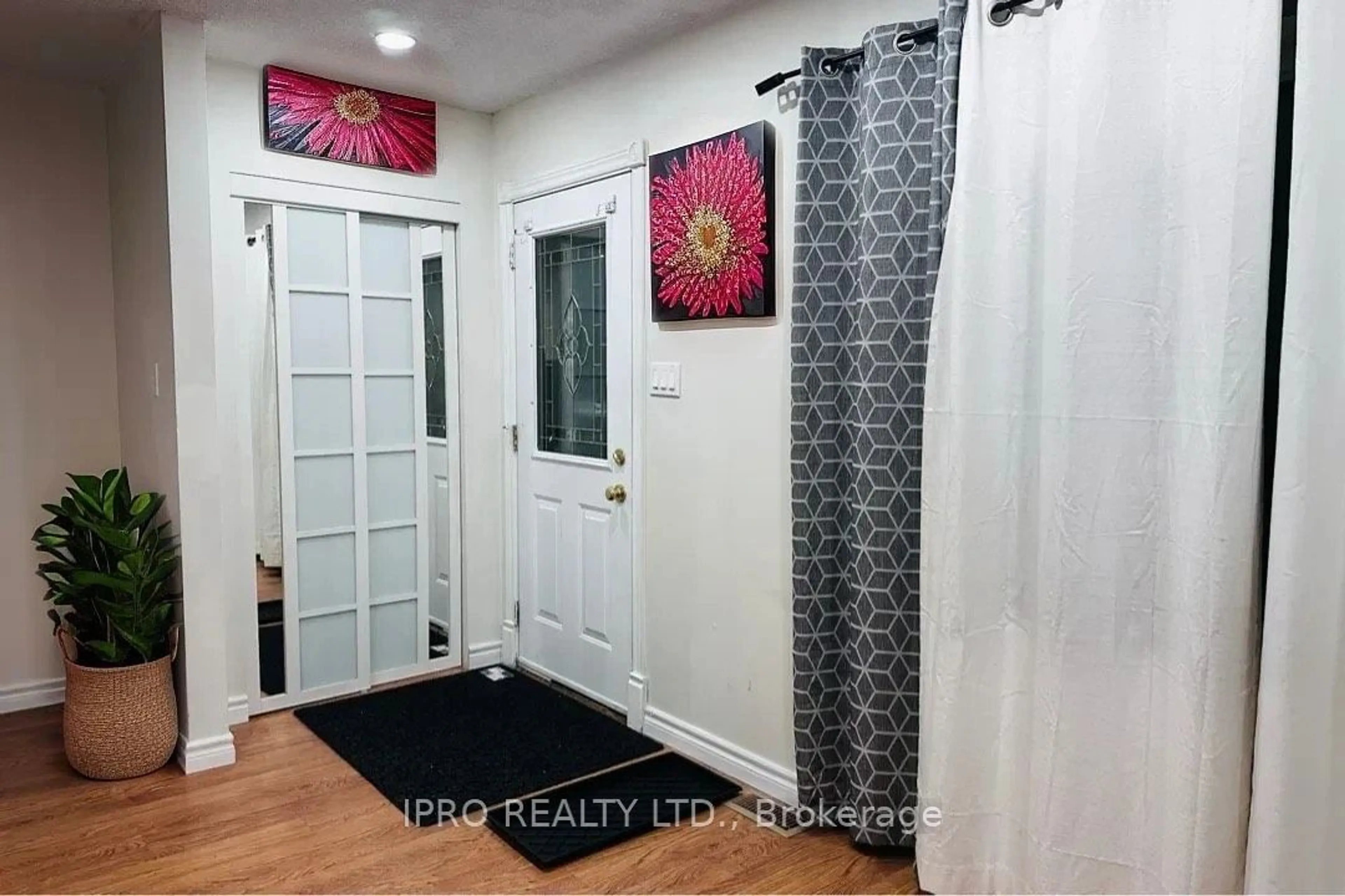 Indoor entryway for 584 Dorchester Dr, Oshawa Ontario L1J 6L5