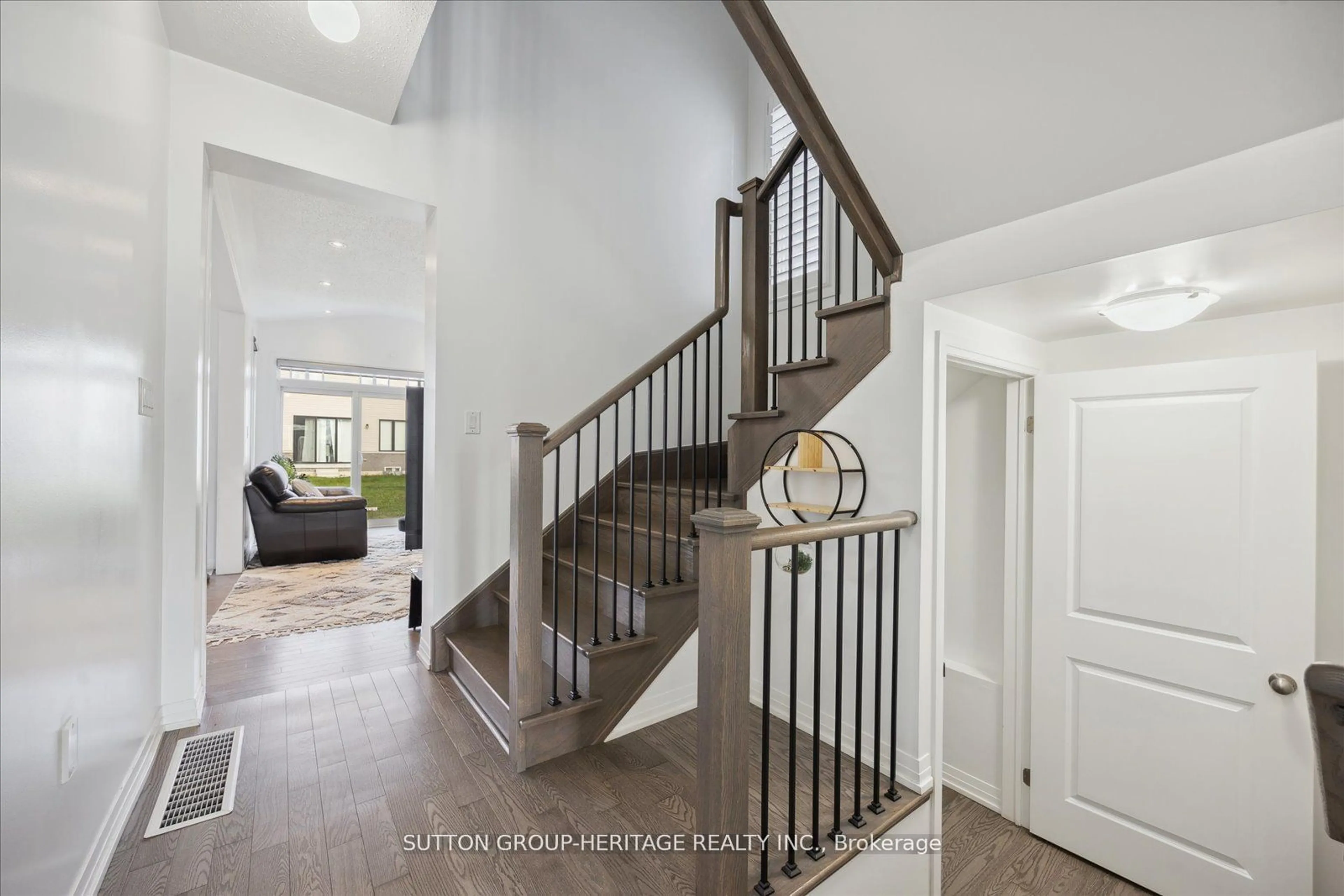 Indoor entryway for 105 East Shore Dr, Clarington Ontario L1C 1Z8