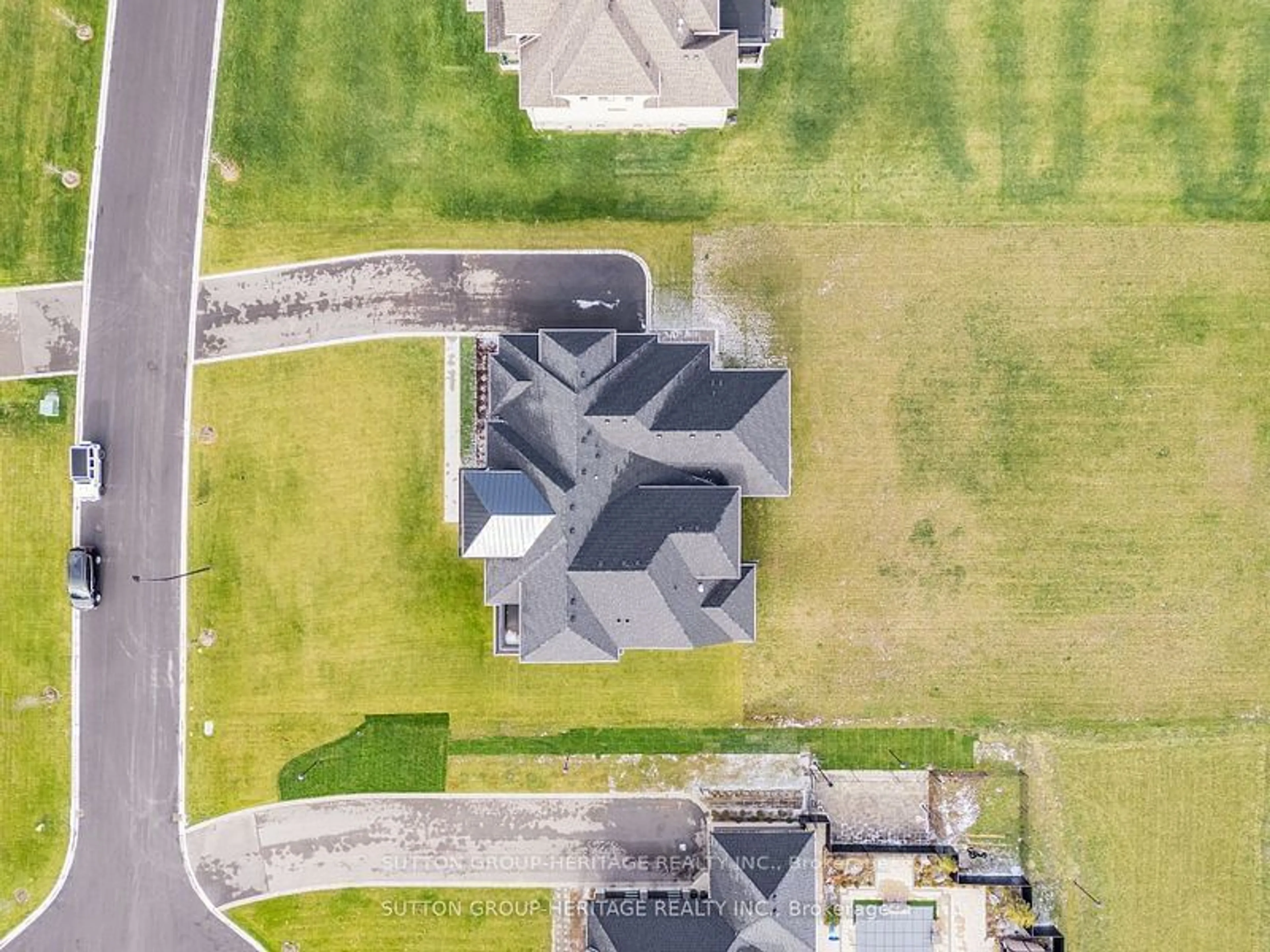 A pic from outside/outdoor area/front of a property/back of a property/a pic from drone, street for 23 Dexshire Dr, Ajax Ontario L1Z 0T8