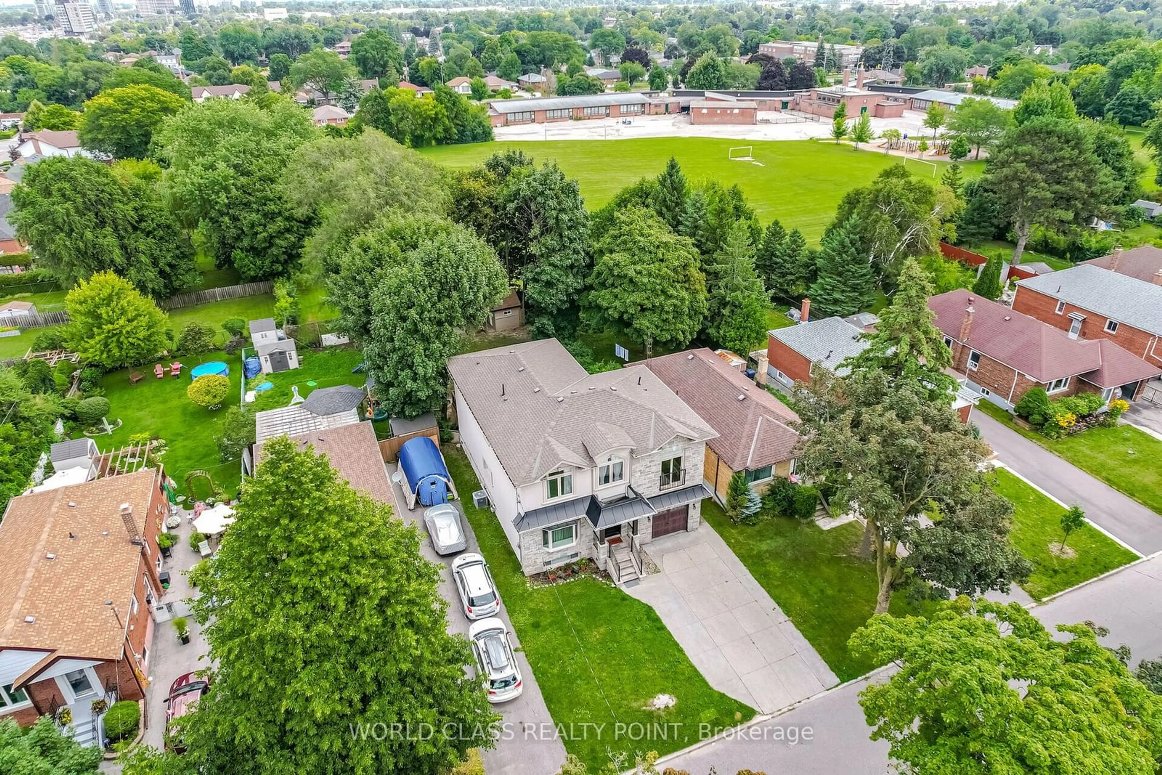 A pic from outside/outdoor area/front of a property/back of a property/a pic from drone, street for 41 Howarth Ave, Toronto Ontario M1R 1H3