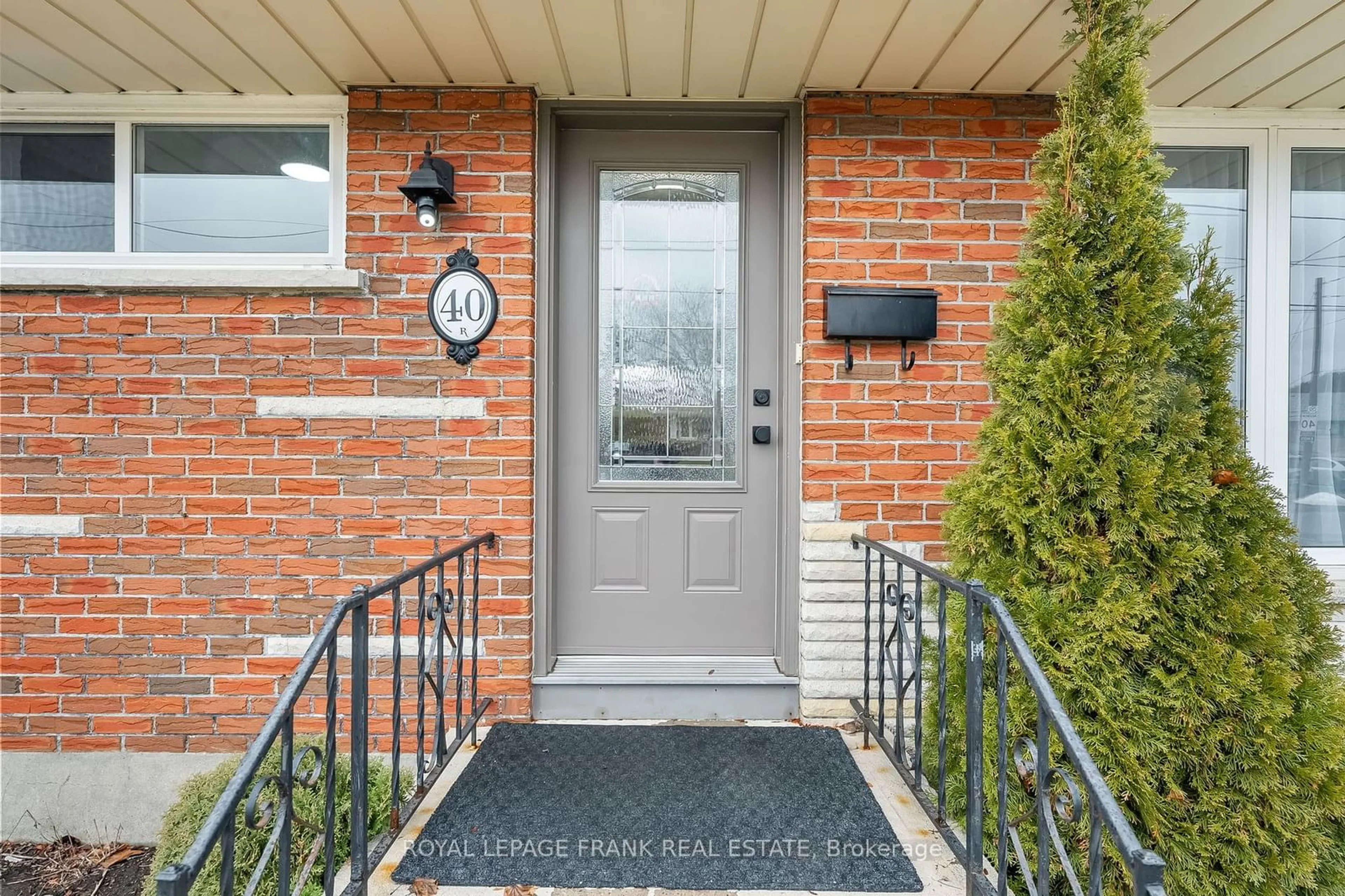 Indoor entryway for 40 Athabasca St, Oshawa Ontario L1H 7H6