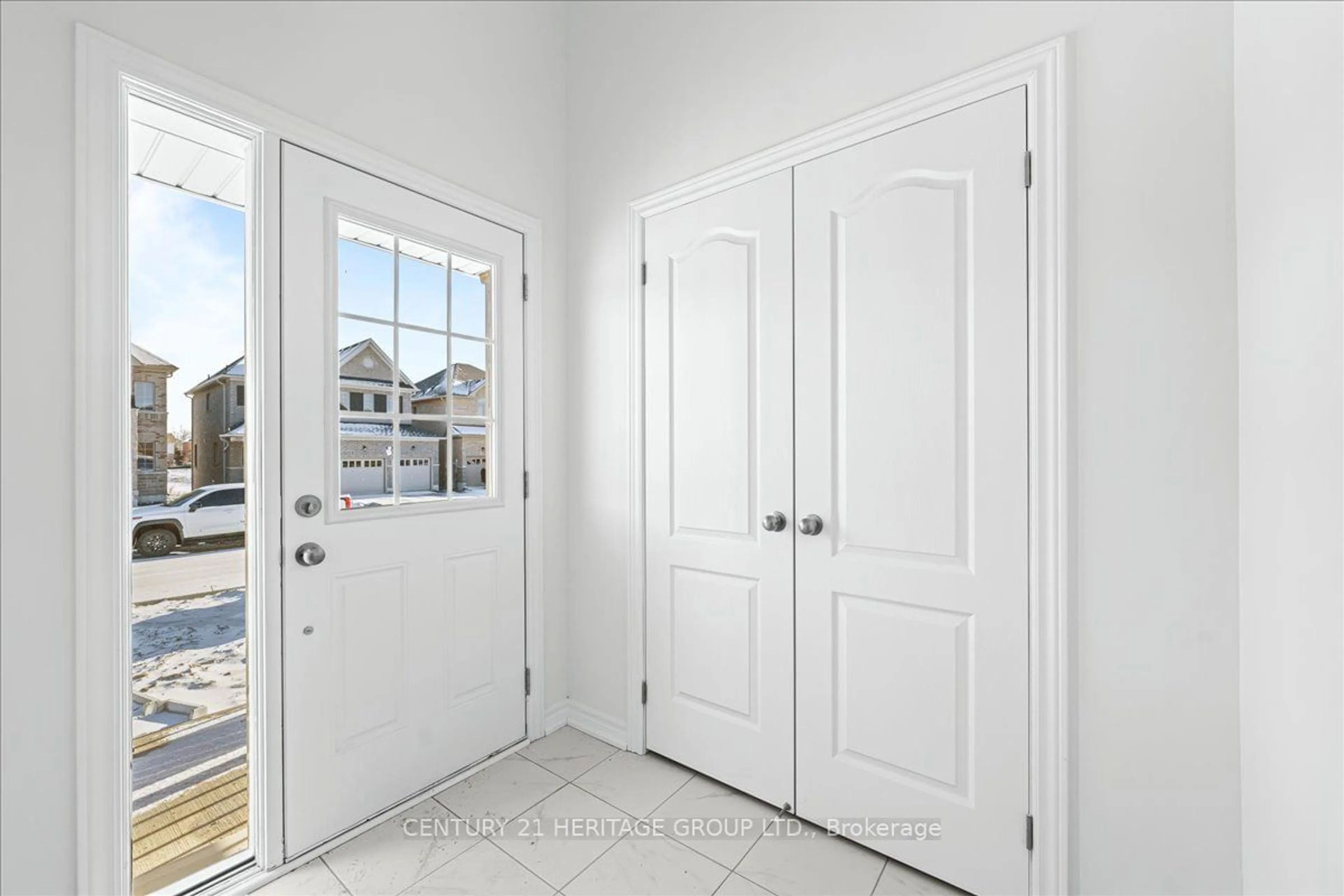 Indoor entryway for 124 Robin Tr, Scugog Ontario L9L 0E2