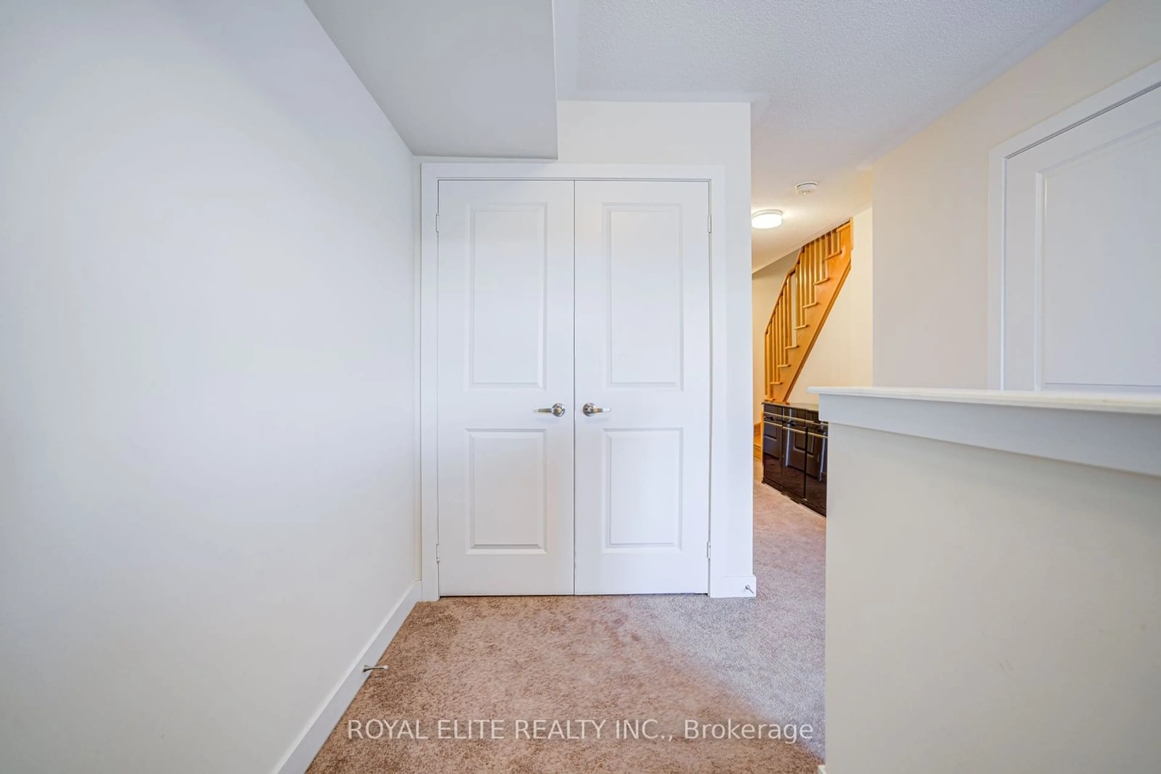 Indoor entryway for 2656 Castlegate Crossing, Pickering Ontario L1X 0H8