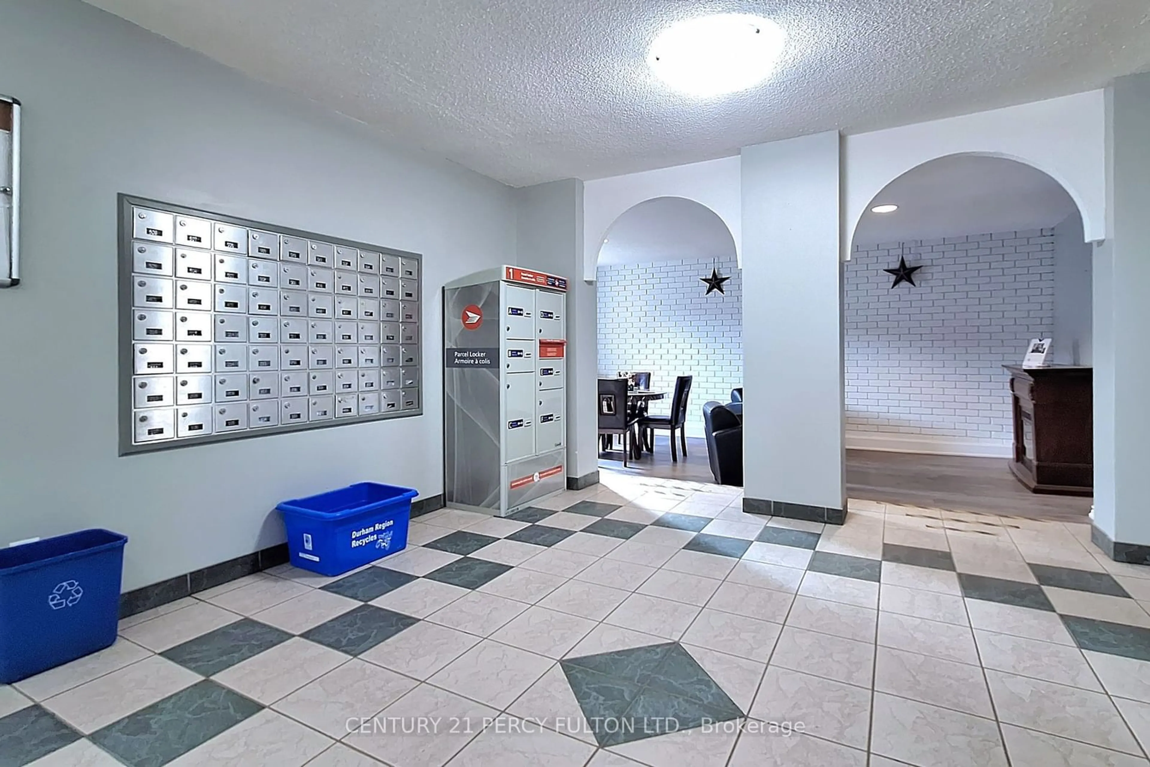 Indoor foyer for 936 Glen St #307, Oshawa Ontario L1J 5Z7