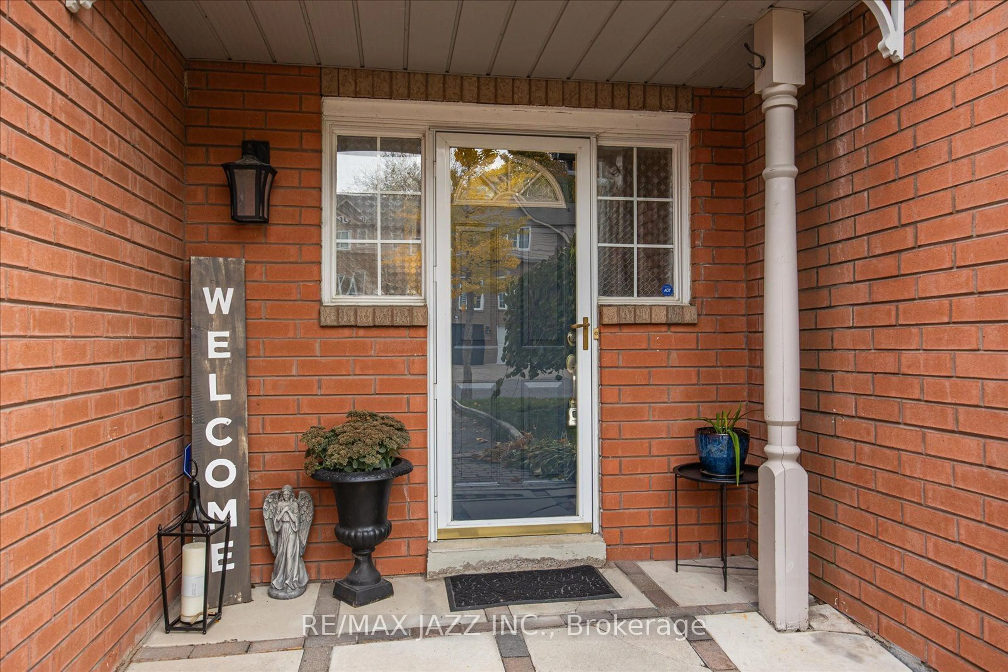 Indoor entryway for 74 Trewin Lane, Clarington Ontario L1C 4X2