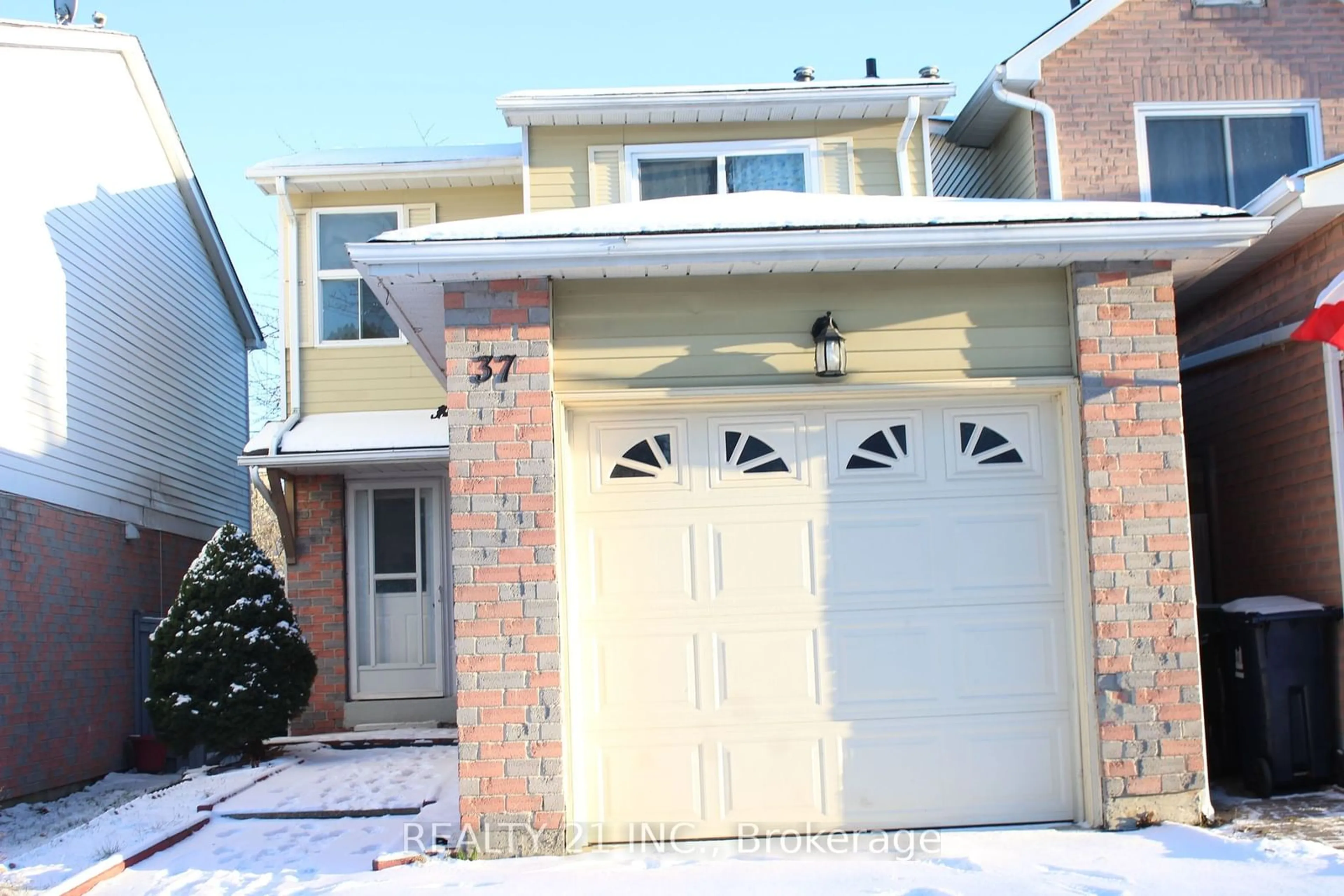 Home with vinyl exterior material, street for 37 Frontier Pt Way, Toronto Ontario M1B 4G6