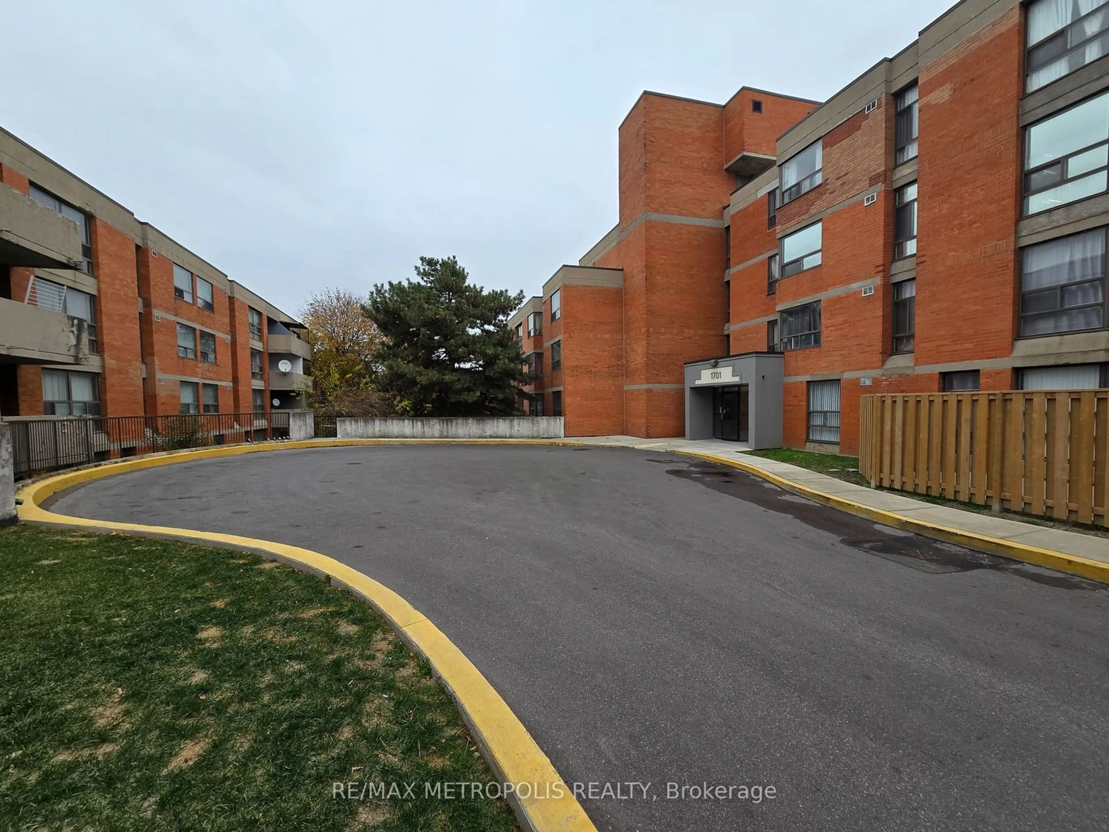 A pic from outside/outdoor area/front of a property/back of a property/a pic from drone, street for 1701 Mccowan Rd #107, Toronto Ontario M1S 2Y3