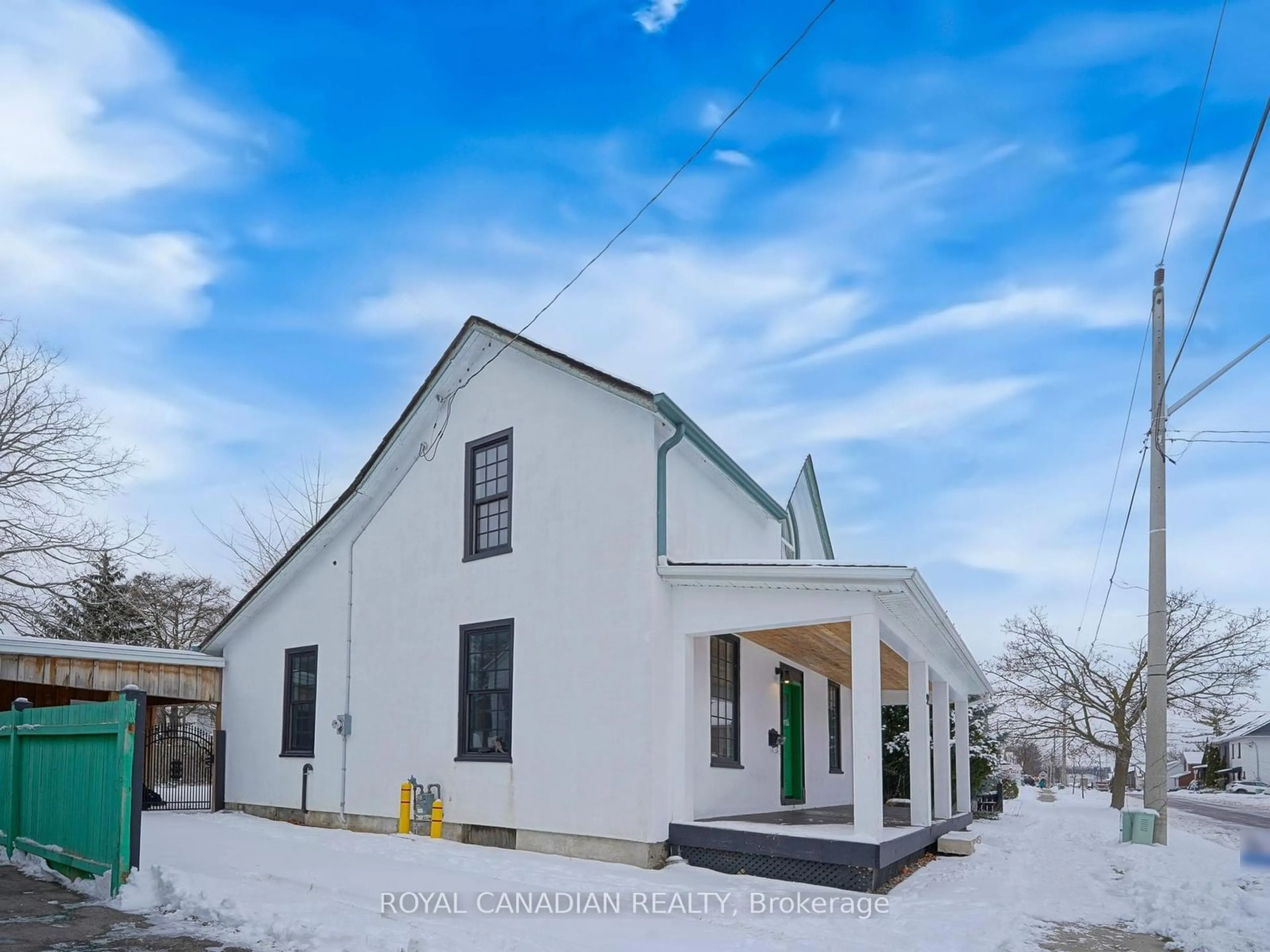 A pic from outside/outdoor area/front of a property/back of a property/a pic from drone, building for 92 Nassau St, Oshawa Ontario L1J 4A4