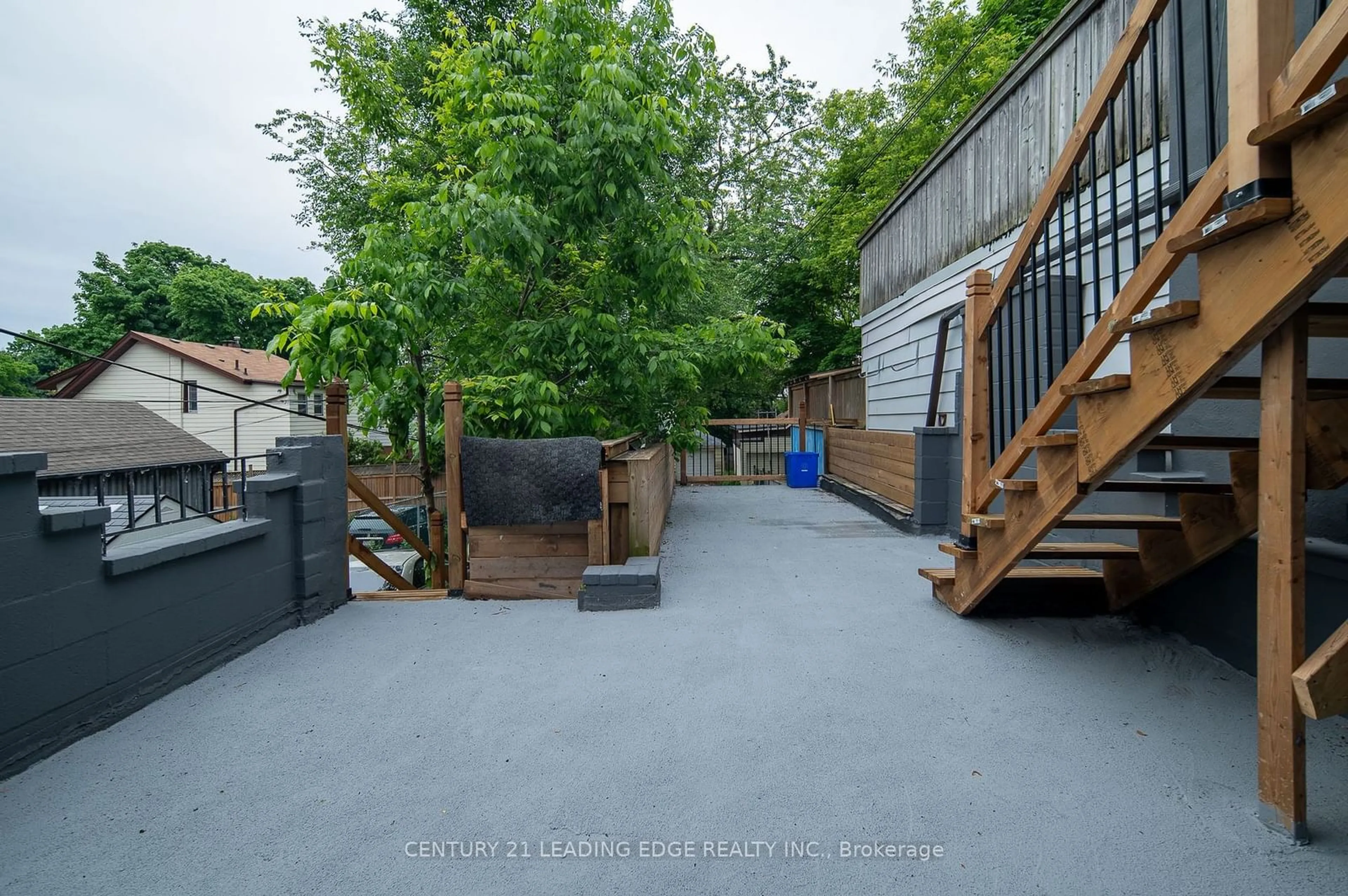 Patio, street for 1555 Kingston Rd, Toronto Ontario M1N 1R9