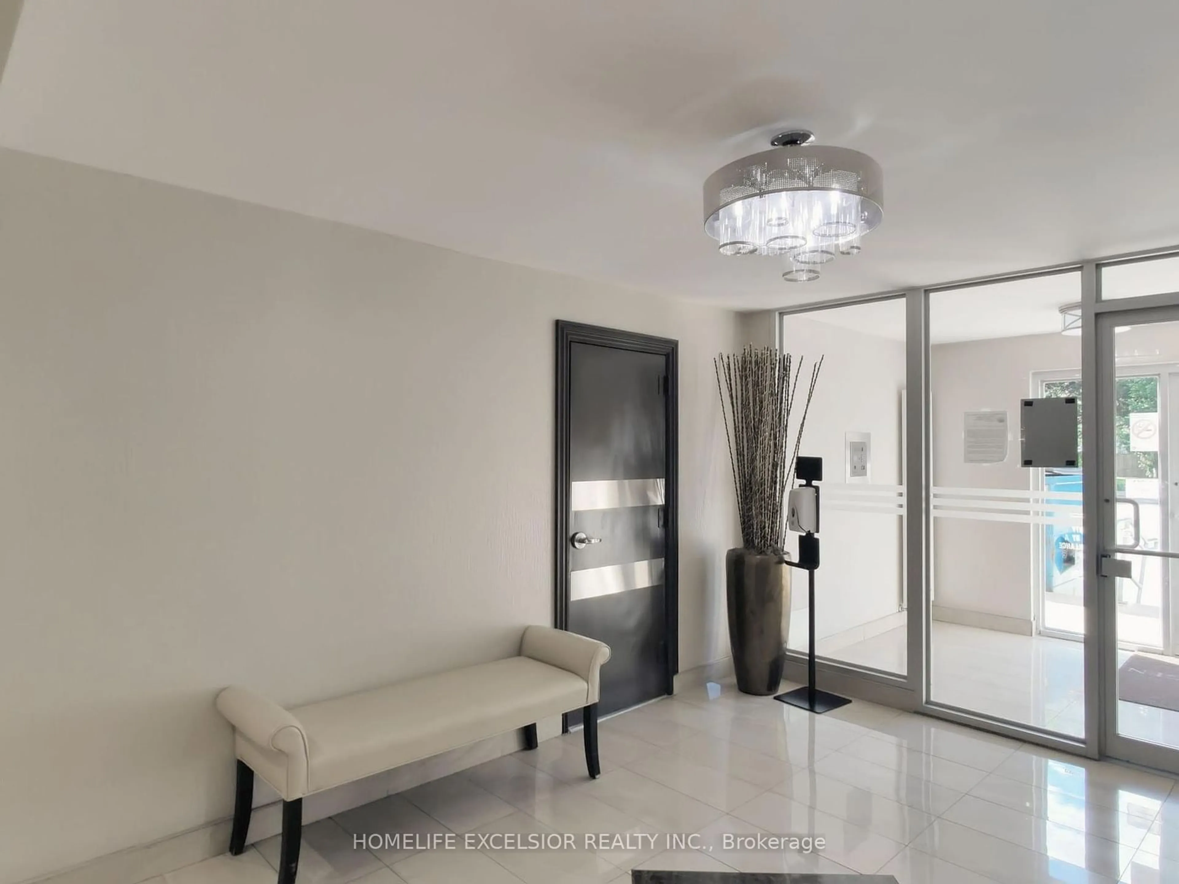 Indoor foyer for 2 Glamorgan Ave #202, Toronto Ontario M1P 2M8