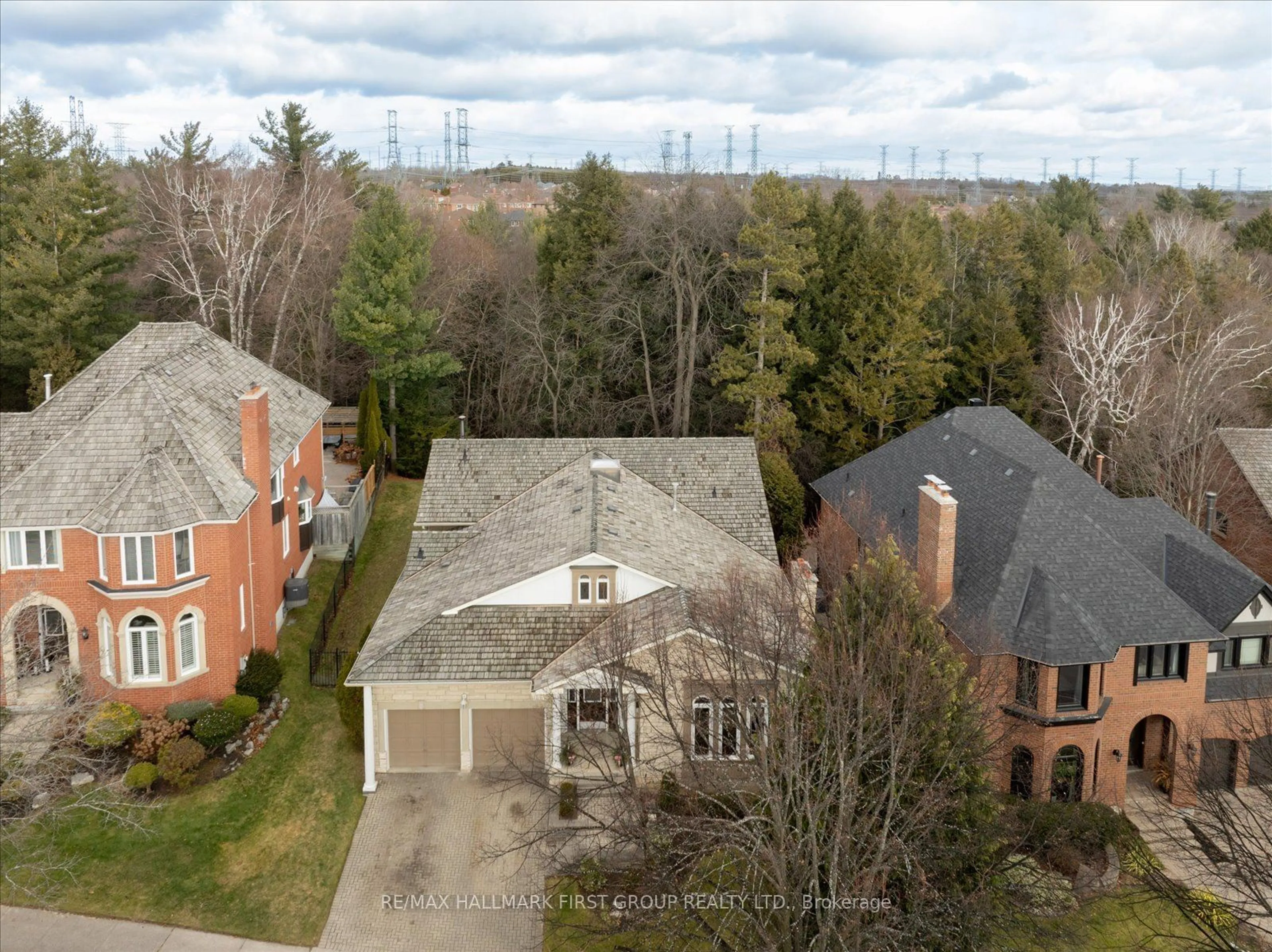 A pic from outside/outdoor area/front of a property/back of a property/a pic from drone, street for 944 Duncannon Dr, Pickering Ontario L1X 2P3