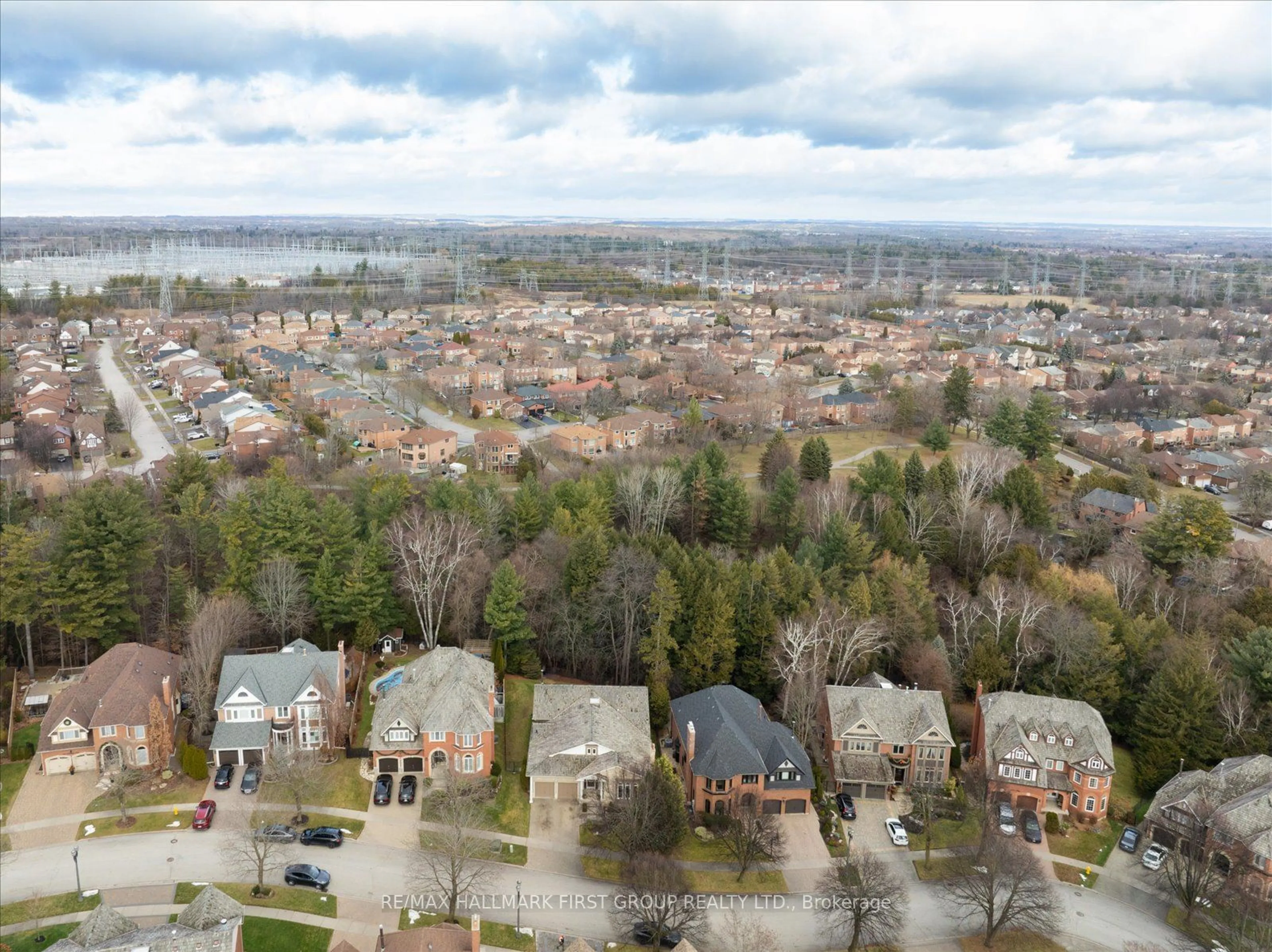 A pic from outside/outdoor area/front of a property/back of a property/a pic from drone, unknown for 944 Duncannon Dr, Pickering Ontario L1X 2P3