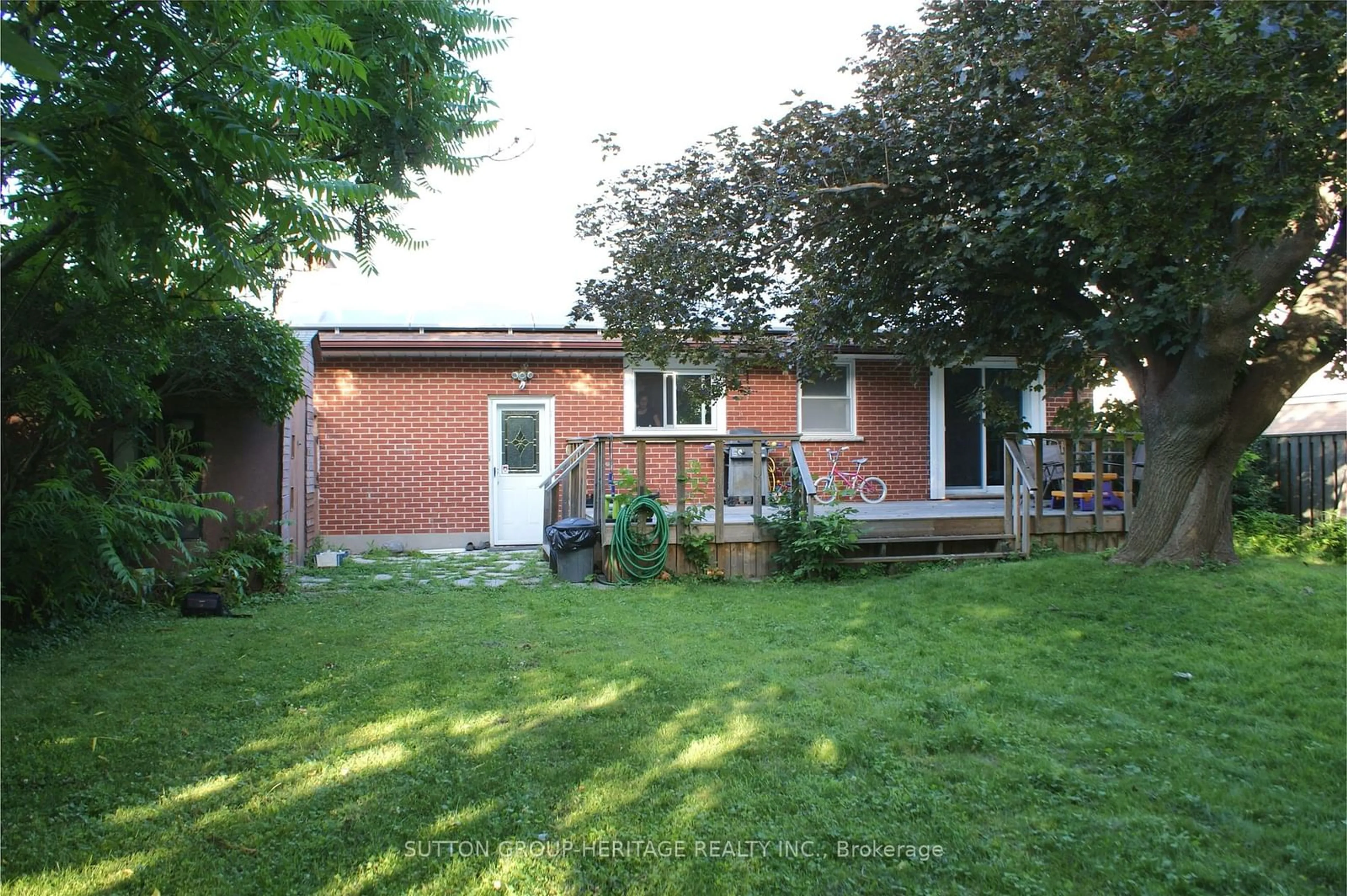 Patio, street for 538 Harmony Rd, Oshawa Ontario L1H 6V5