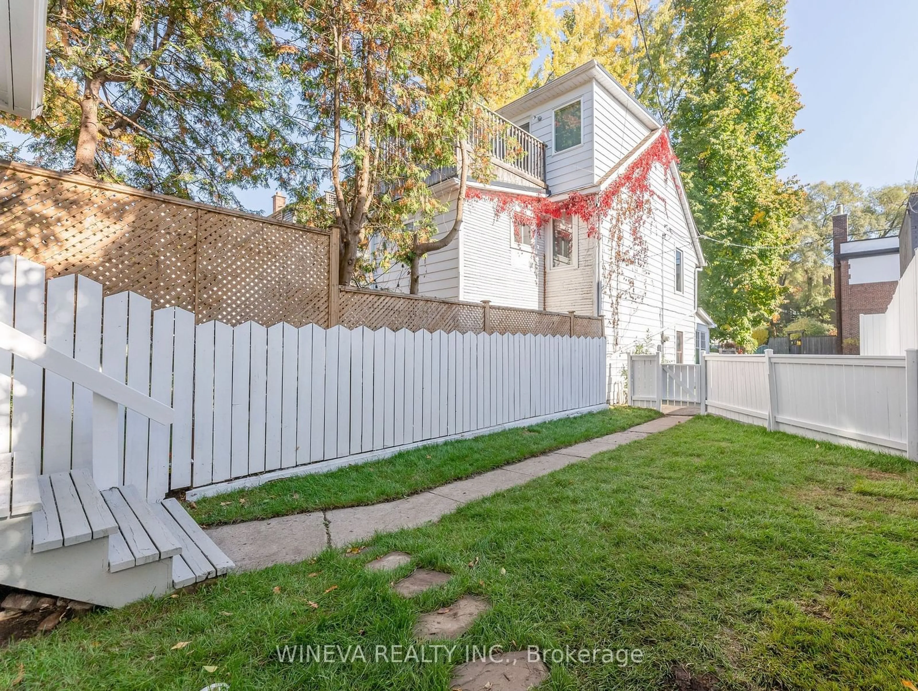 A pic from outside/outdoor area/front of a property/back of a property/a pic from drone, street for 106 Willow Ave, Toronto Ontario M4E 3K3