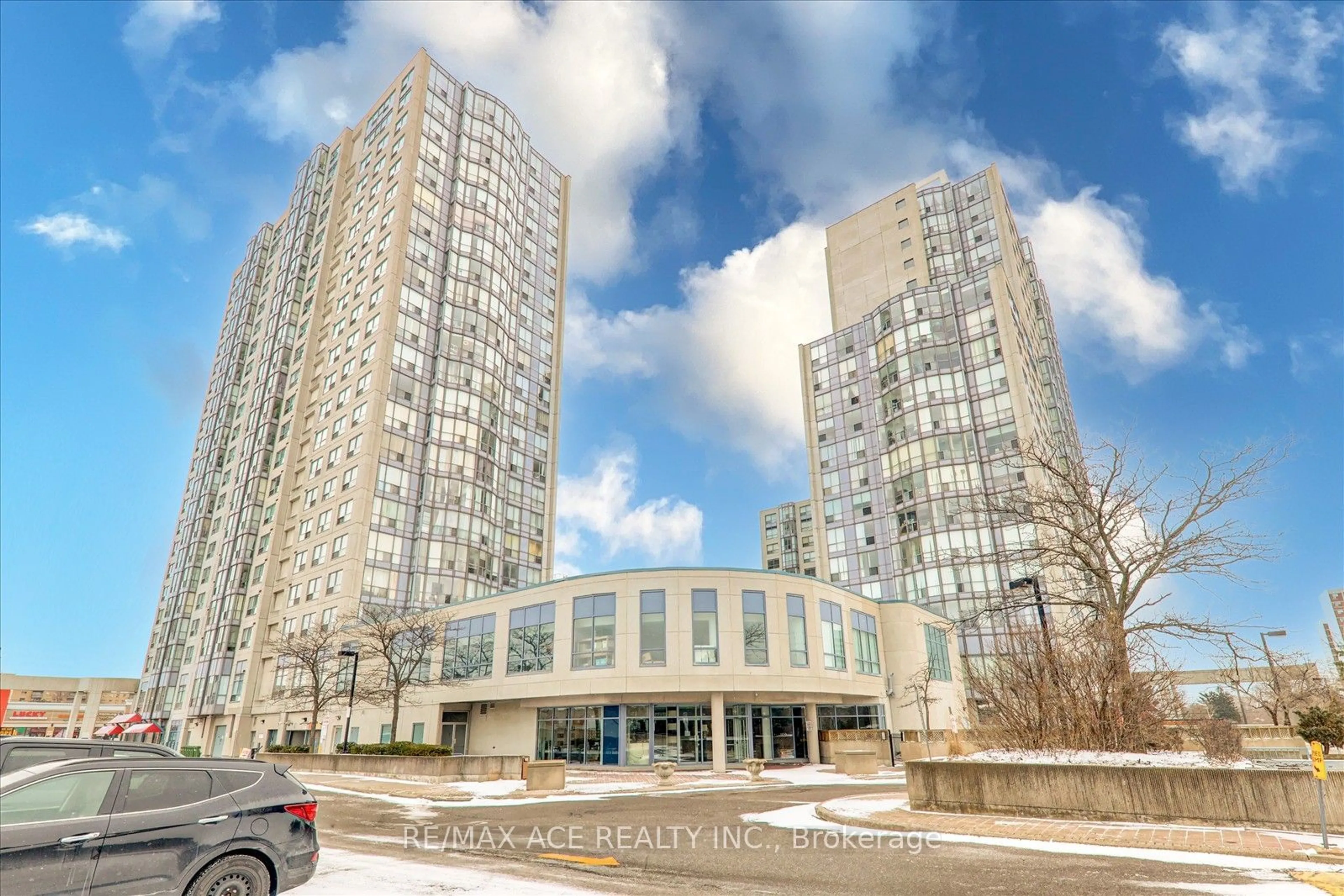 Indoor foyer for 2550 Lawrence Ave #1415, Toronto Ontario M1P 4Z3