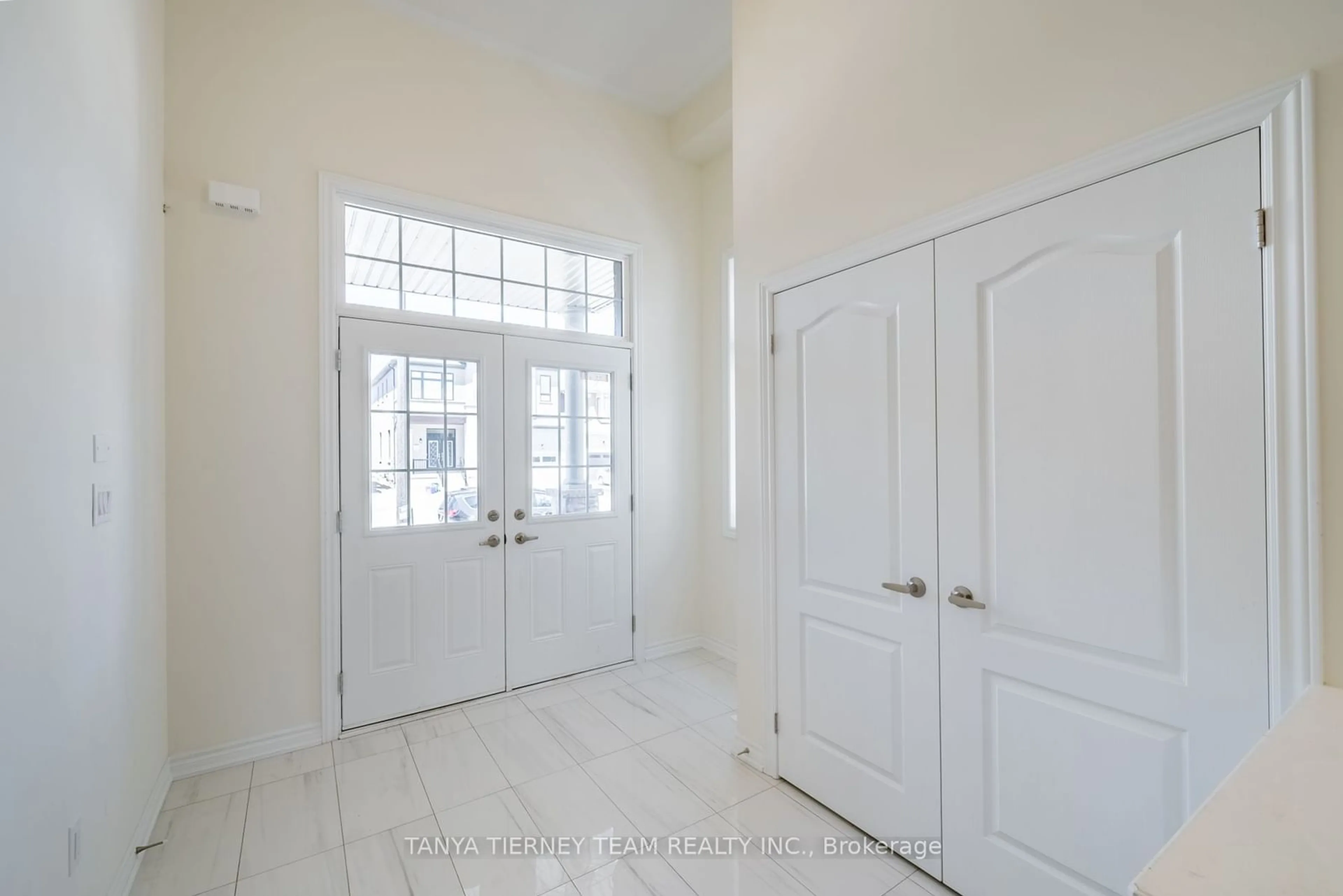 Indoor entryway for 1211 Plymouth Dr, Oshawa Ontario L1H 8L7