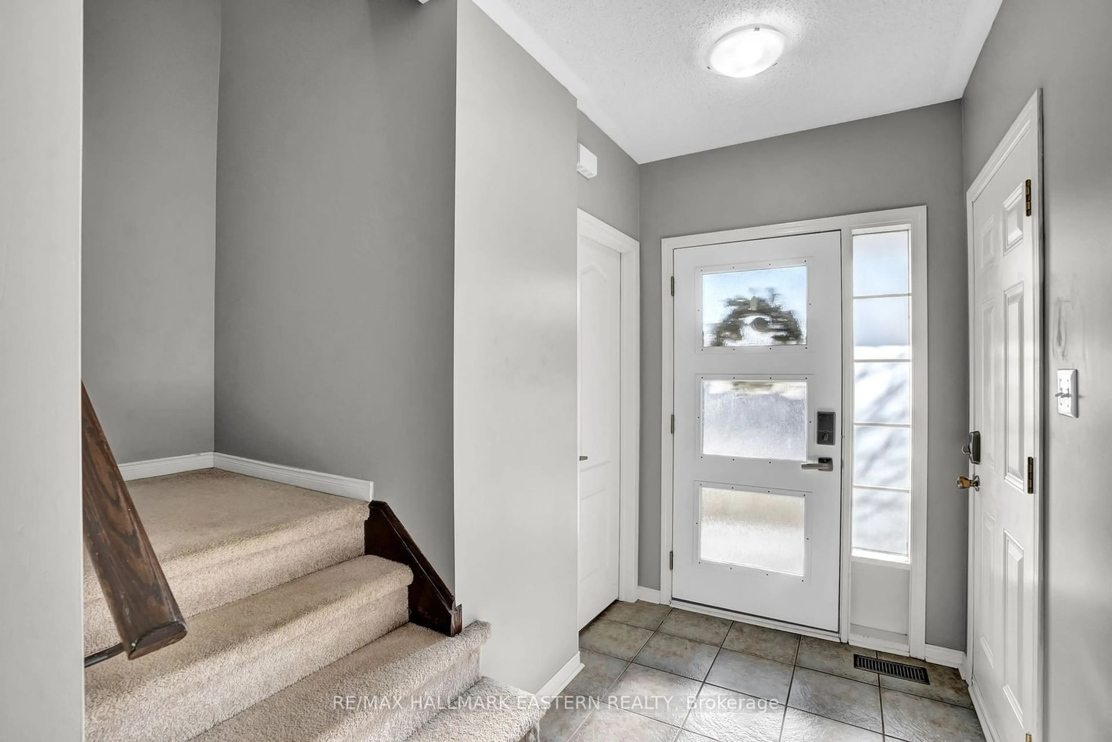 Indoor entryway for 253 Sprucewood Cres #13, Clarington Ontario L1C 0G6