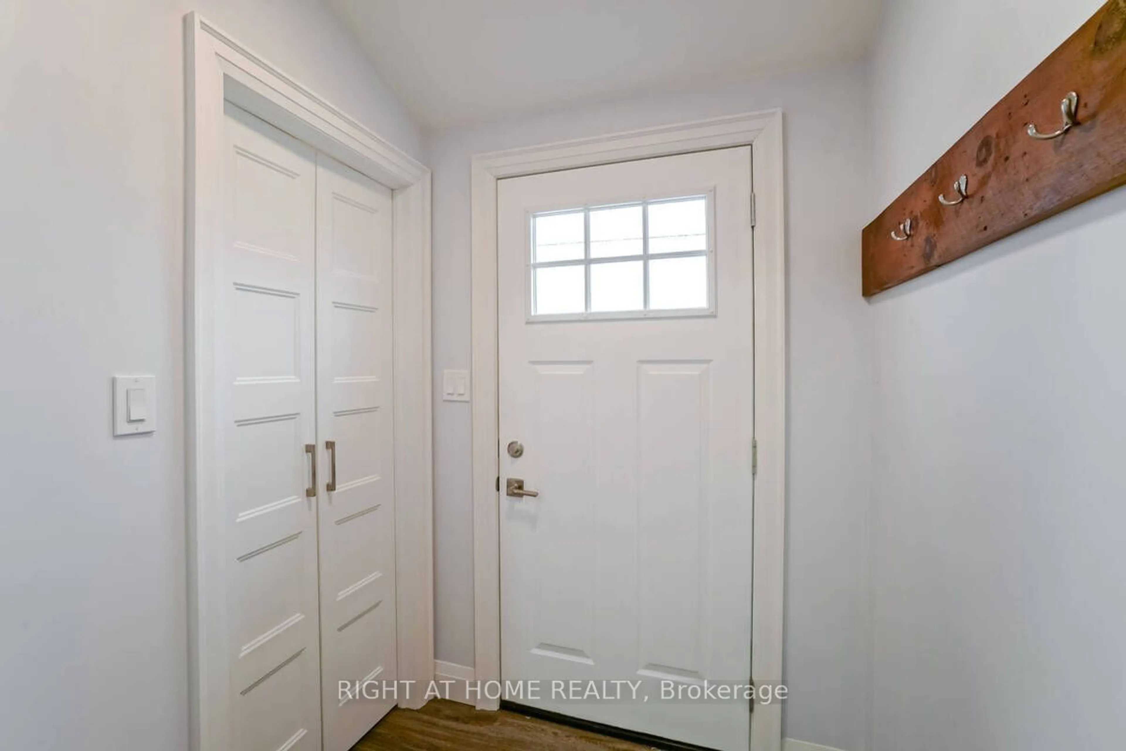 Indoor entryway for 865 Simcoe St, Oshawa Ontario L1H 4K8