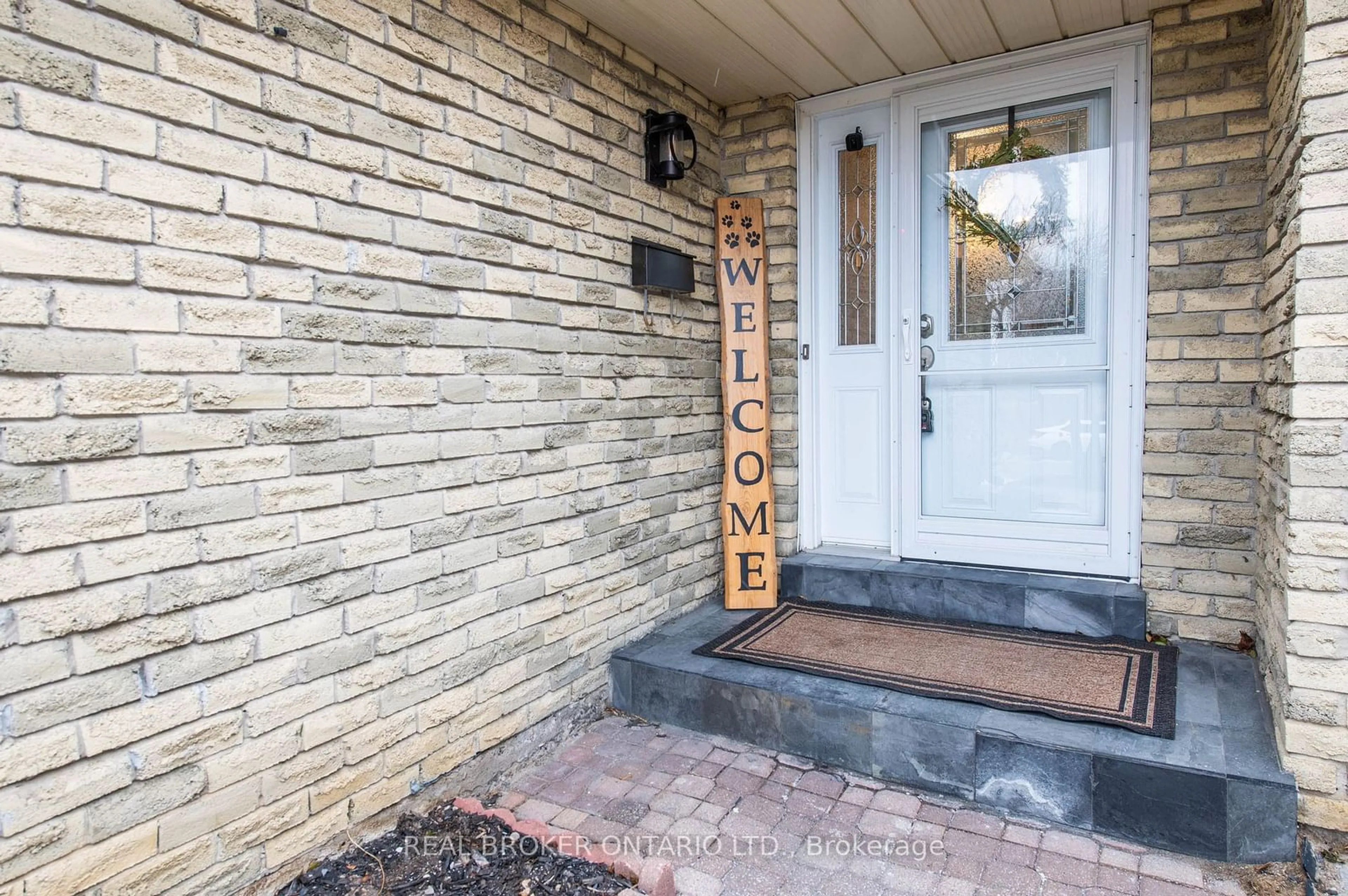 Indoor entryway for 1281 Northbrook St, Oshawa Ontario L1G 7M5