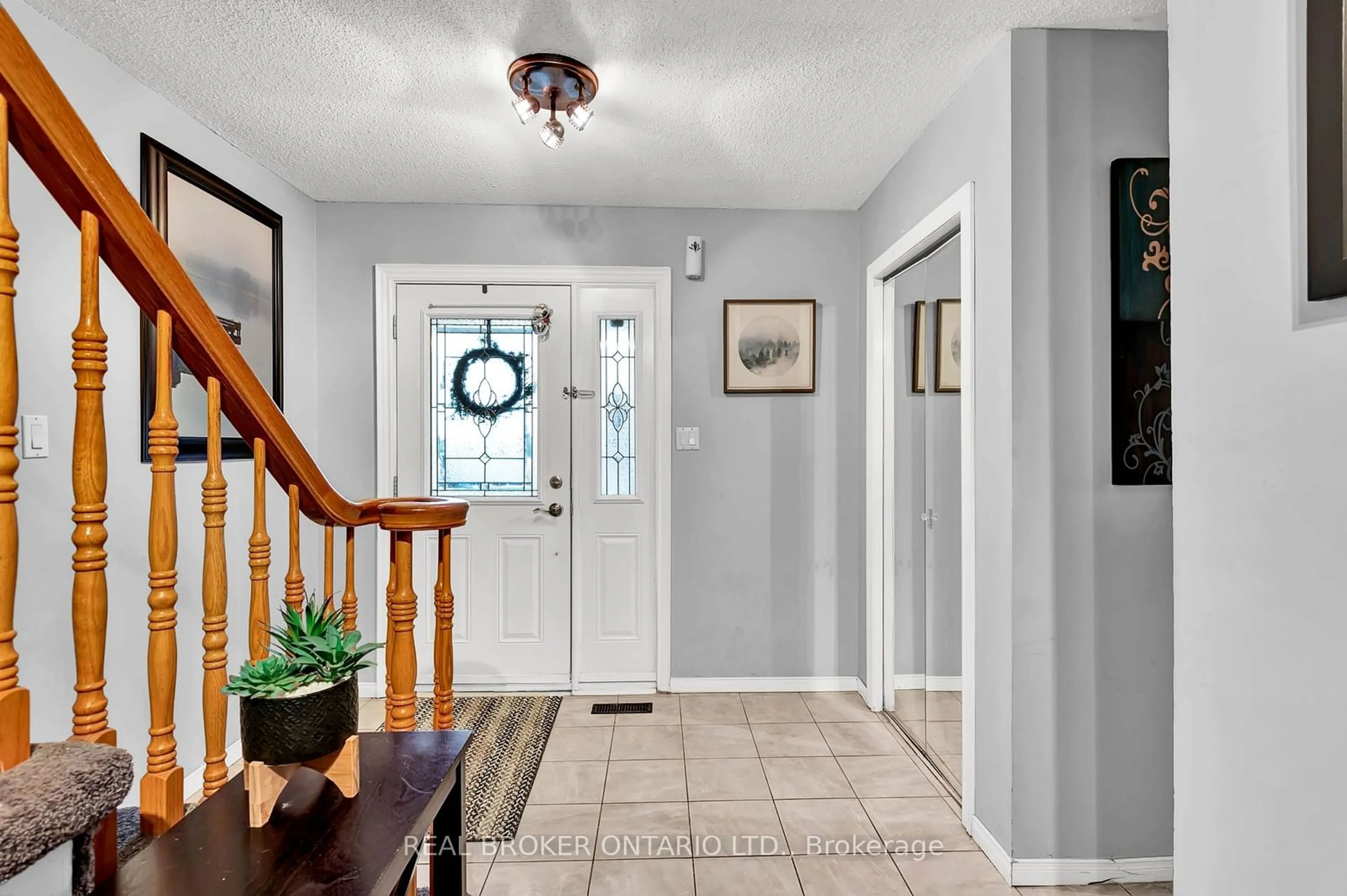 Indoor entryway for 1281 Northbrook St, Oshawa Ontario L1G 7M5